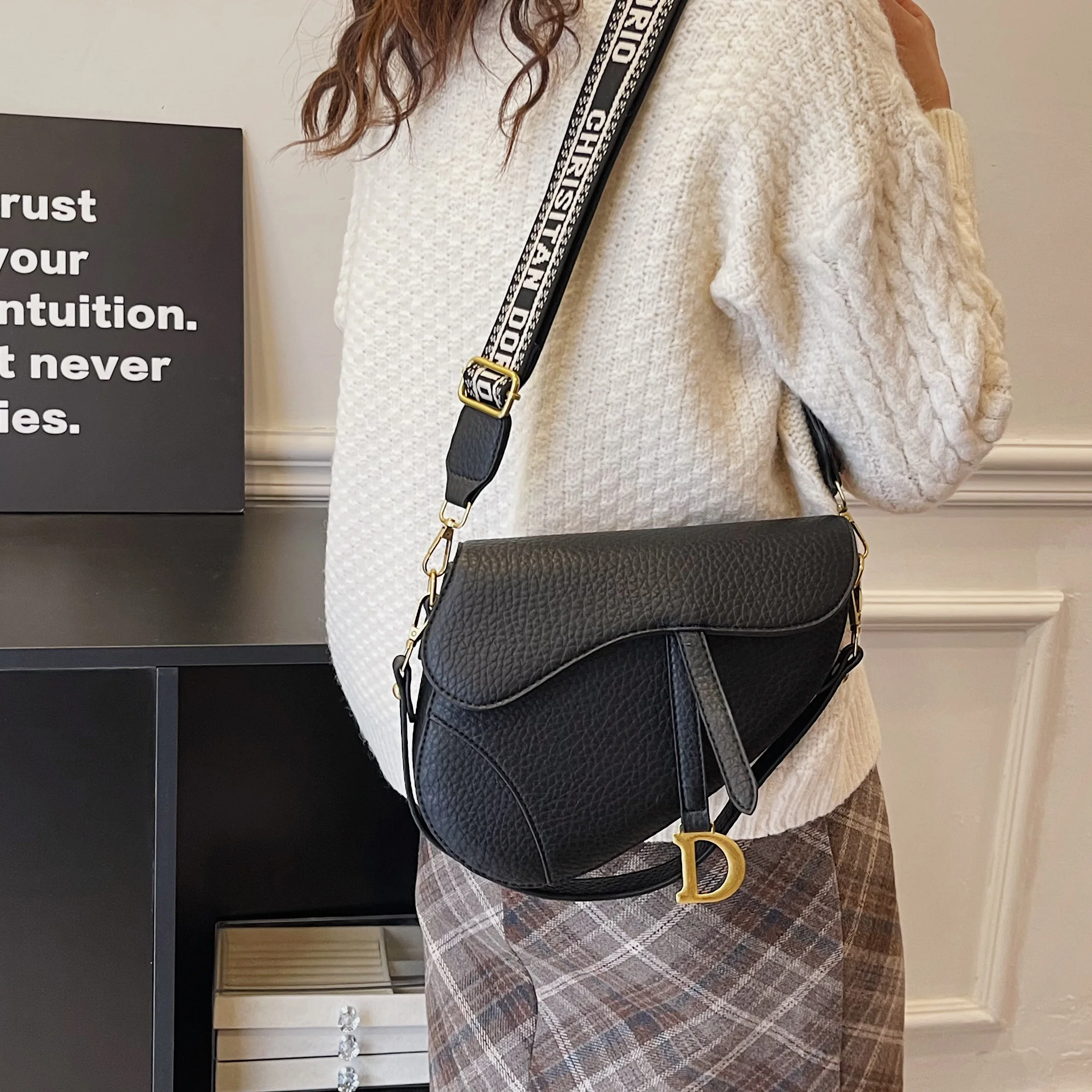 

Luxury Minimalist Leather Handbag - Parisian Vintage Crossbody Bag With Letter Logo, Elegant Solid Color Tote Purse