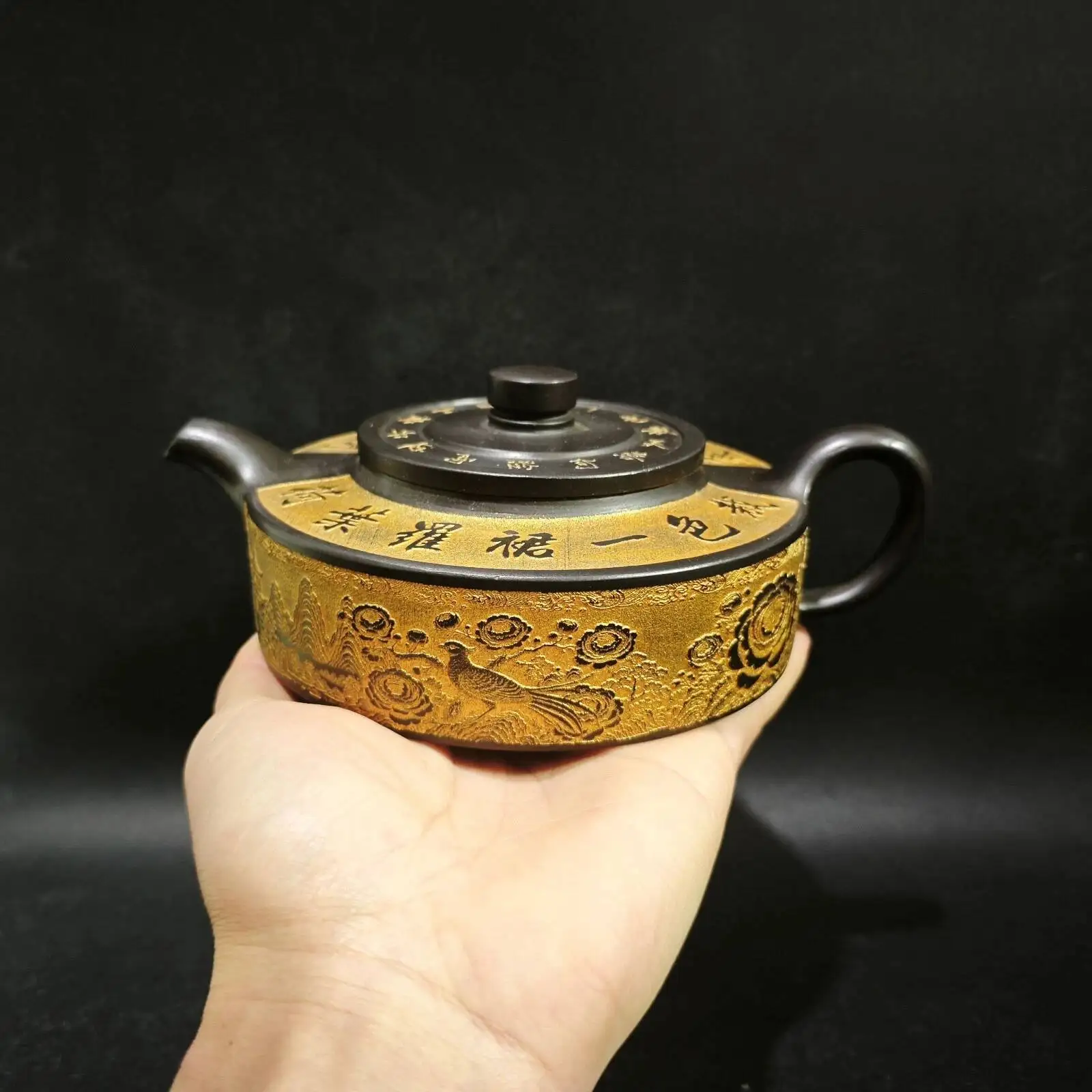 

Chinese Yixing Zisha Clay Handmade Exquisite By Gu Jingzhou. Product Name: Zhou Pan Teapot 480CC