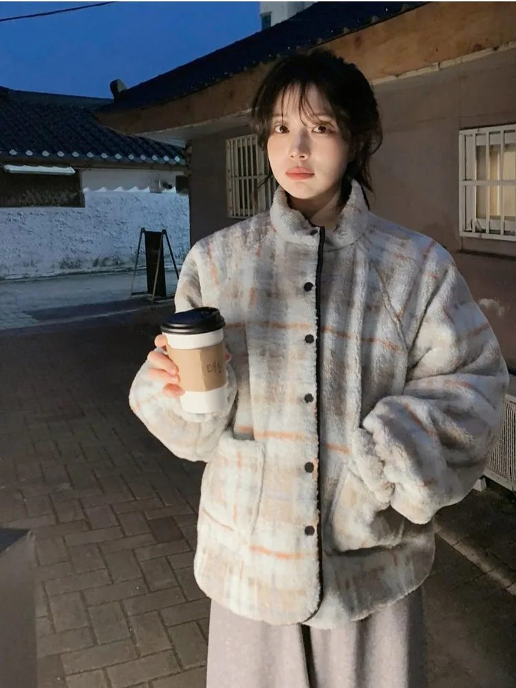 

Двустороннее пальто с корейским ретро-узором из овечьего меха, женское зимнее новое теплое антивозрастное хлопковое пальто, бархатное внешнее пальто из ягненка...