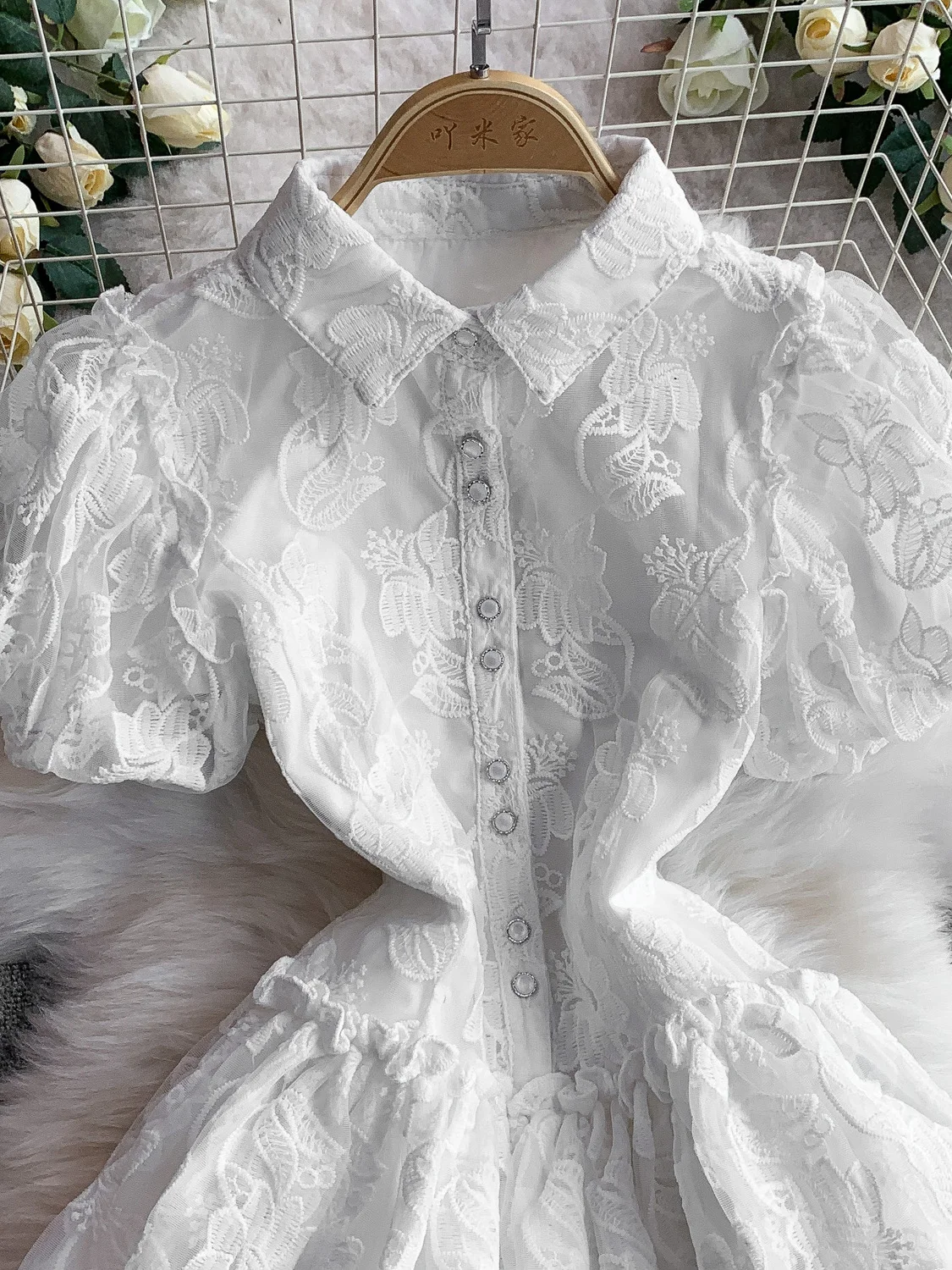 Saia Branca Princesa Fena com Bordado Pesado, Vestido com Mangas de Bolha em Tule, Cintura Ajustada, Saia em Camadas Esti...