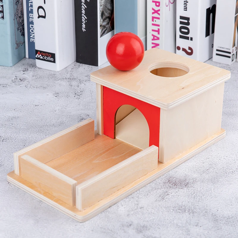 กล่องของเล่นโยนลูกบอลไม้: ลูกบอลสีแดงกลิ้งเข้าออกได้ ขณะที่เด็กเล่นด้วยมือ สนุกสนาน พร้อมพัฒนาการประสานงานระหว่างมือและตา