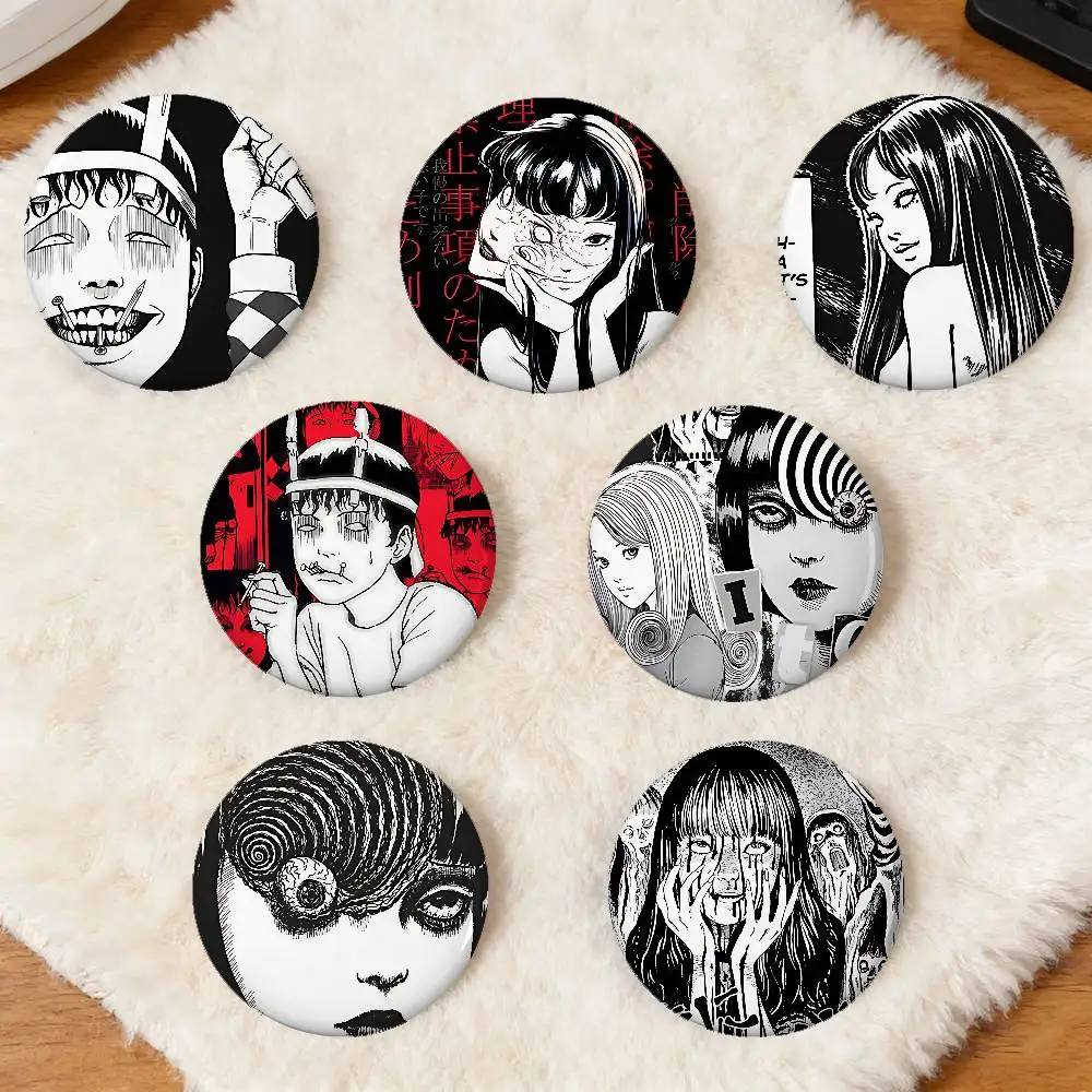 Junji Ito Tees Japan Anime Horror Comics Anime Runde Laser-Anstecknadel Cartoon-Brosche Kleidung Rucksack Accessoires Reversnadel