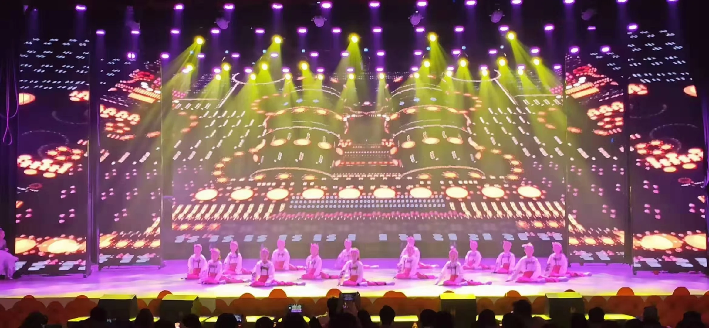 Layar LED SMD Penuh Warna P2.604 P3.91 untuk Dalam Ruangan, Ukuran 500*1000 Meter, Panel Video Wall Siap Pakai (Turnkey)