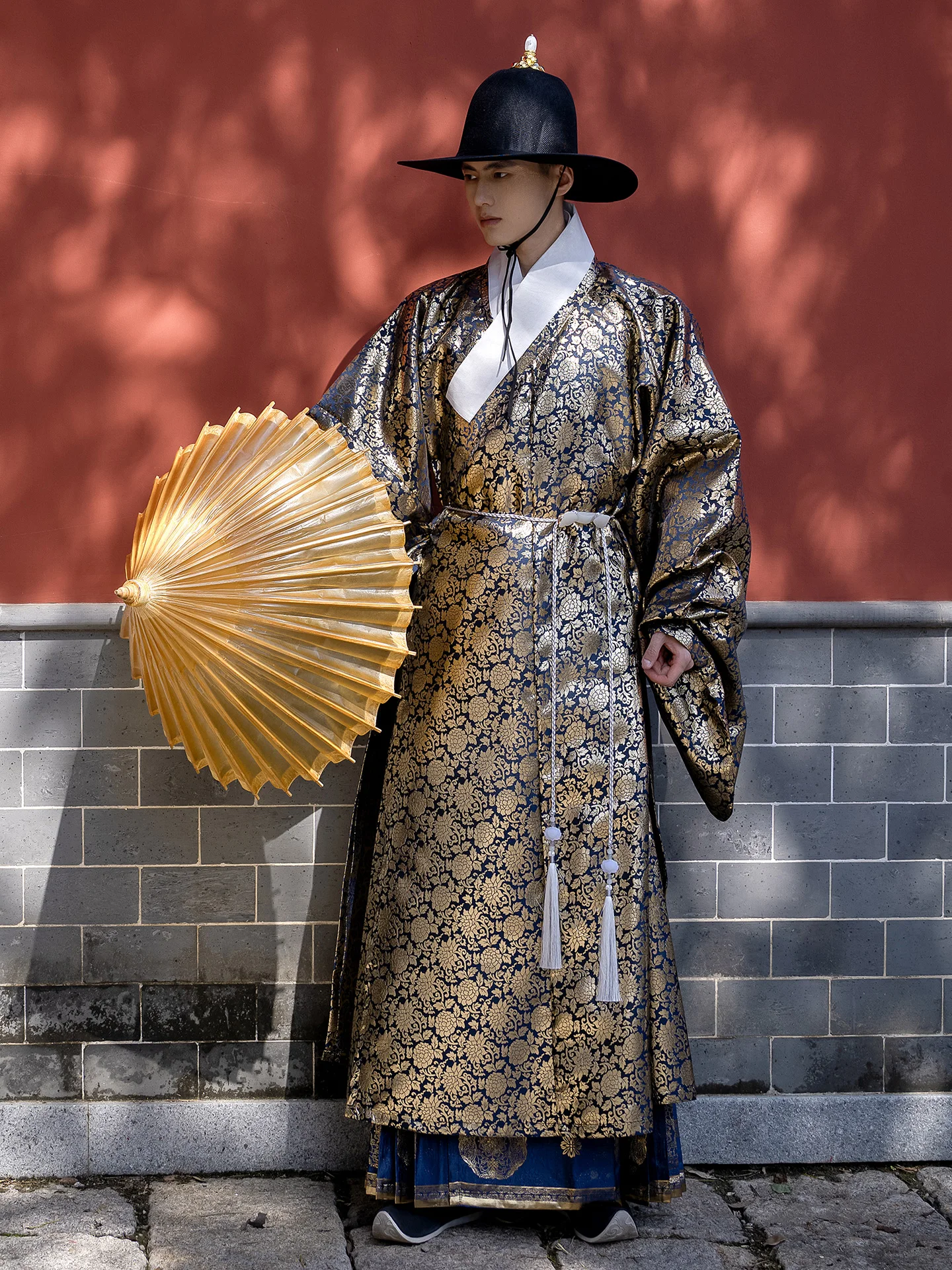traje-hanfu-de-boda-para-hombre-con-patron-de-pequenas-flores-doradas-textura-oscura-tejido-de-ramas-doradas-estilo-ming