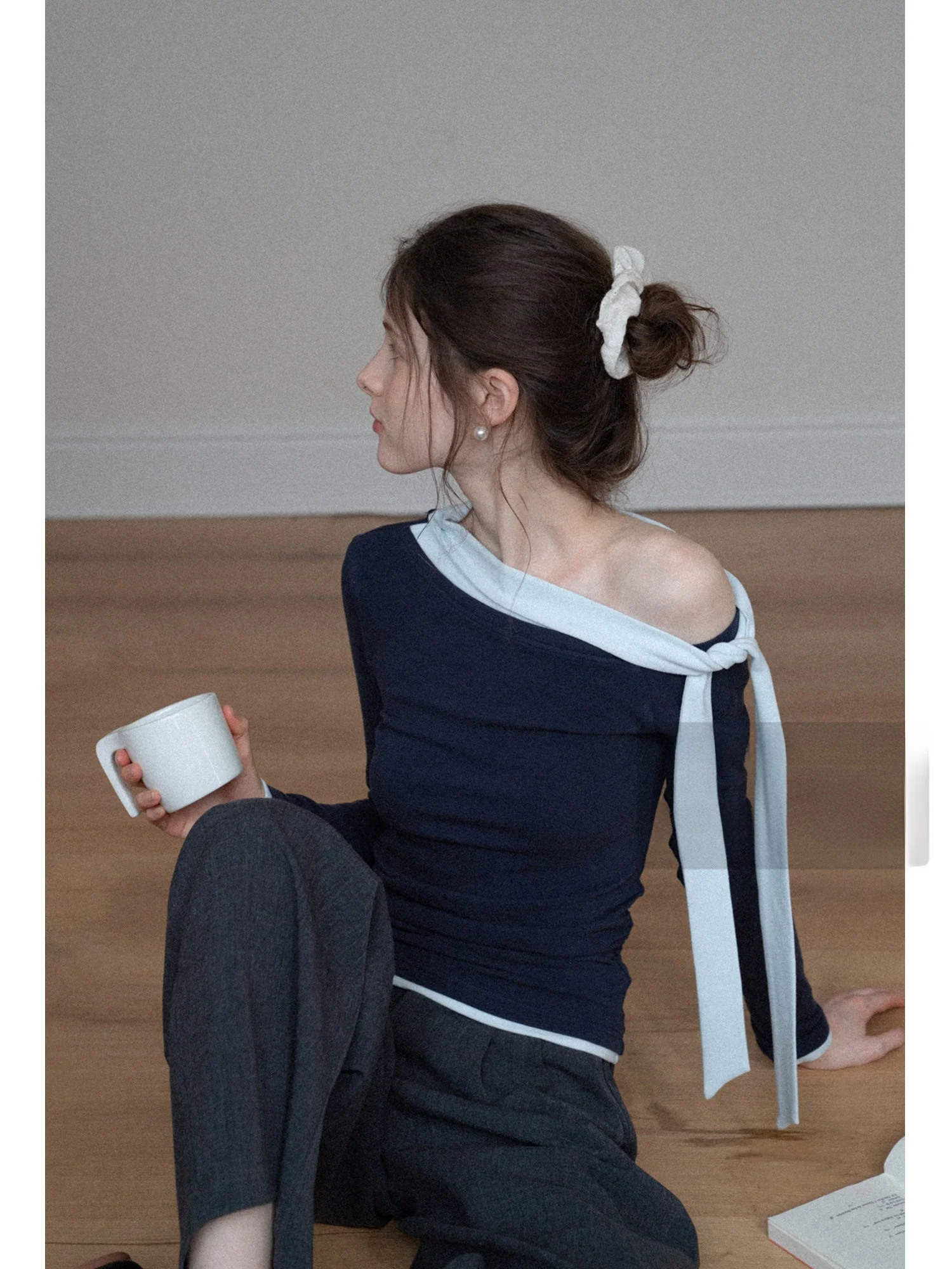 تي شيرت Eggka محبوك طويل Sve للسيدات بقصة ضيقة كاجوال بتصميم كتف من البوليستر المسامي