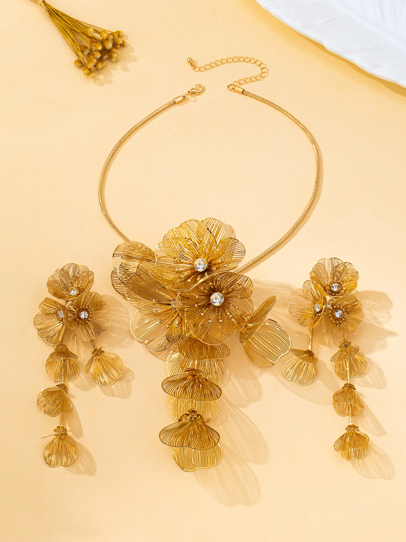 Auffälliges Gold-Hohlblumen-Schmuckset für Damen, lange Quasten-Ohrringe, große Blumen-Statement-Halskette, Hochzeits- und Party-Accessoires – Detail 5
