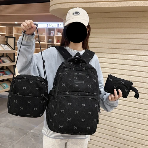 Imagen 1 del producto Conjunto de Tres Piezas, Simple y Versátil, Lindo Lazo Bordado, Bolso Bandolera Moderno y Versátil, Estuche para Lápices, Mochila