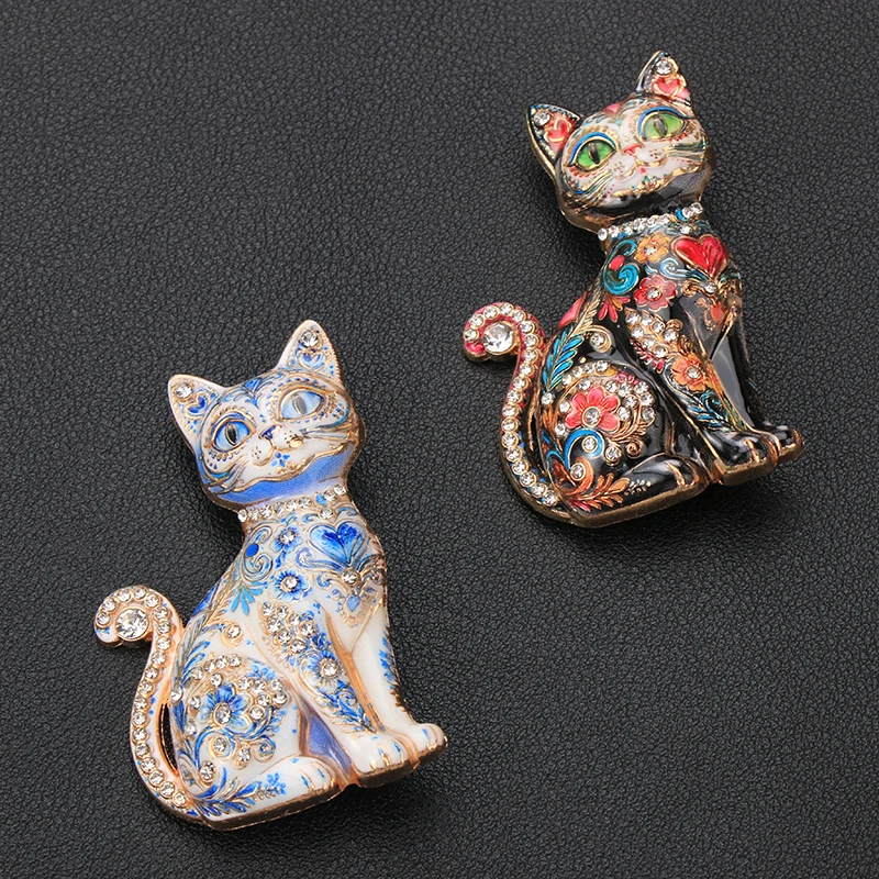 Vintage Enamel Cat Brooch Crystal Rhinestone Sitting Cat Lapel Pin Retro Animal Jewelry Gift for Women
