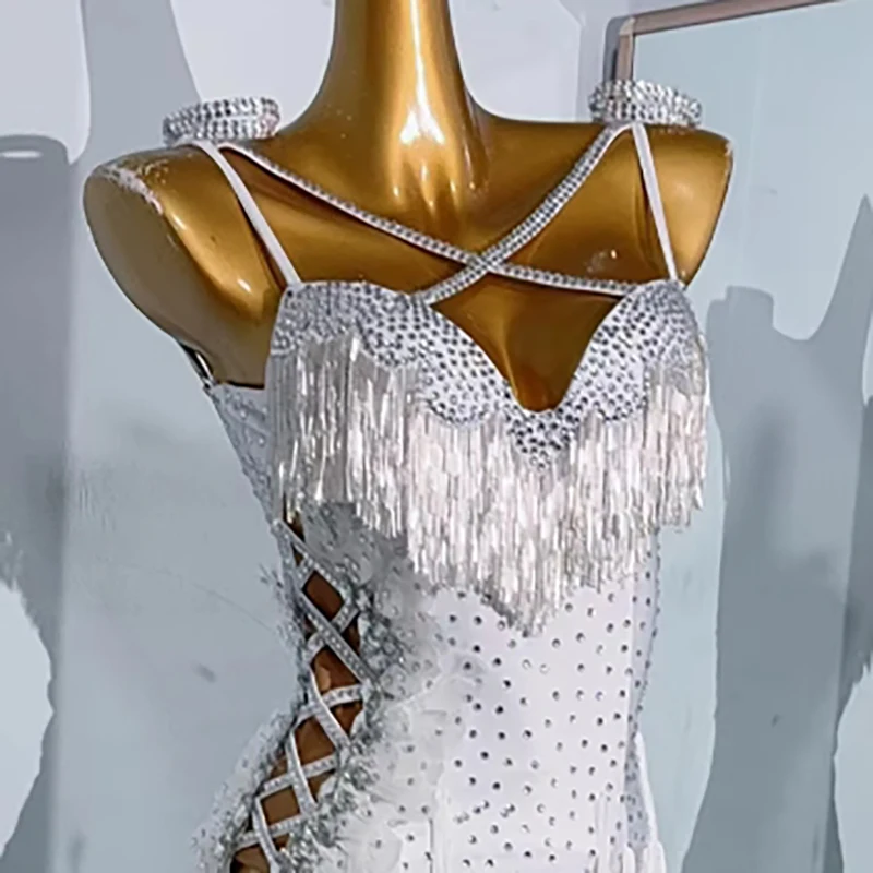 

Профессиональное платье для латиноамериканских танцев для взрослых и детей, с высококачественной отделкой стразами и серебряными бусинами, с разрезом, на заказ