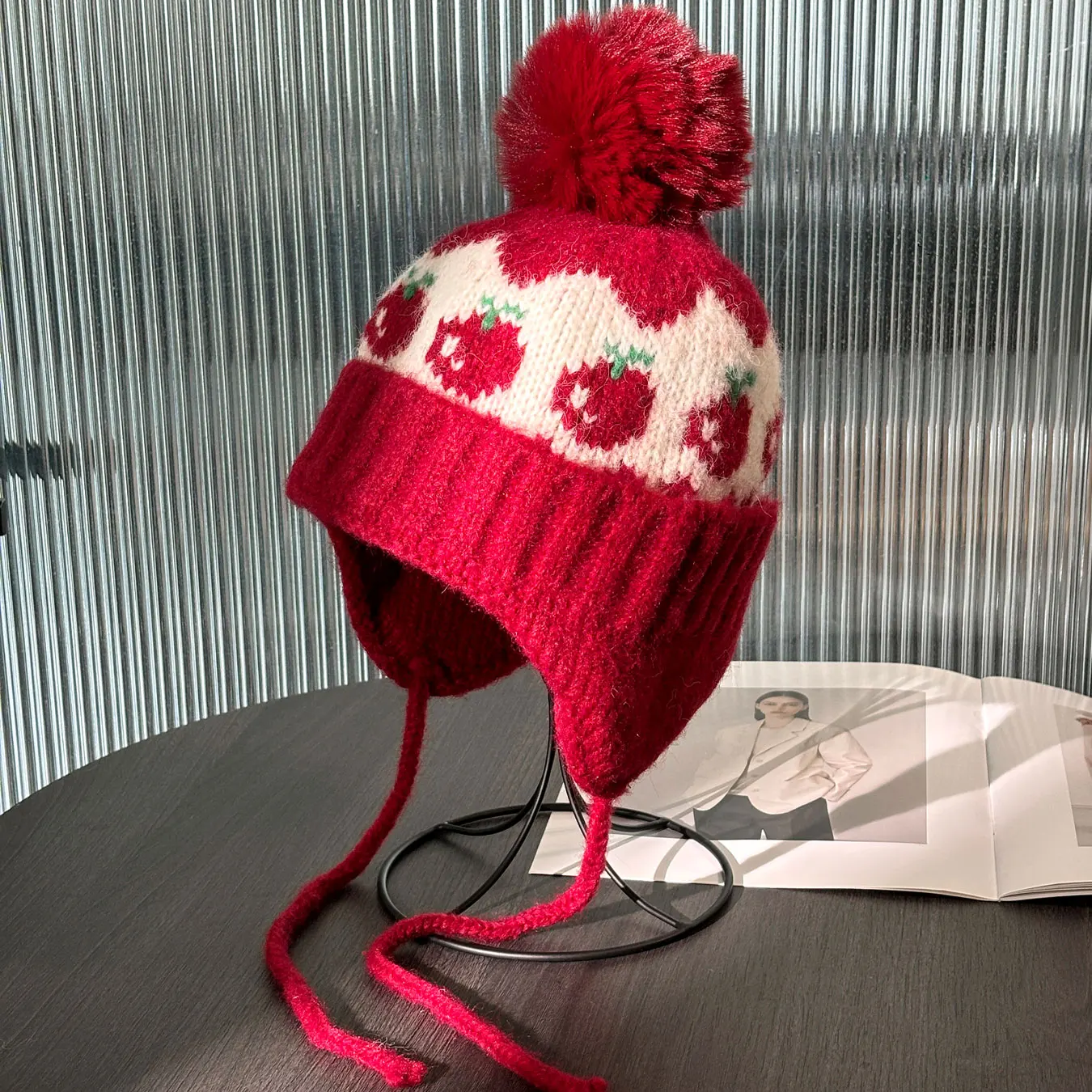 Cappello lavorato a maglia grande Pom-Pom Fair Isle, cappello lavorato a maglia invernale, modello ciliegia, caldo, resistente al freddo, antivento, design protettivo per le orecchie, cappello turbante alla moda, cappello freddo natalizio, stile casual, adatto per l'uso quotidiano in condizioni di freddo