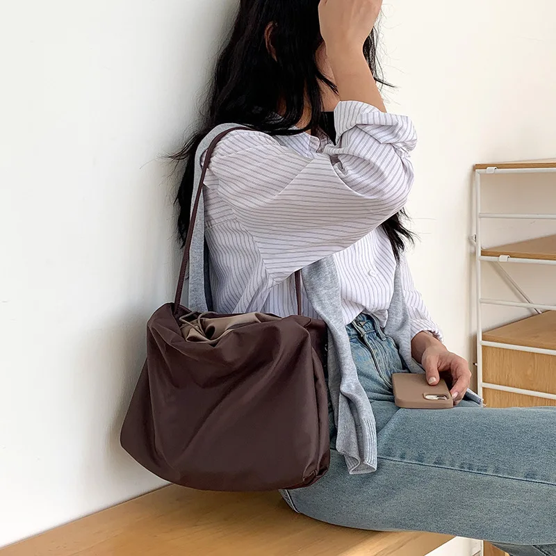 حقيبة كتف نسائية كروس بودي موضة حقيبة ساع كاجوال للركاب حقيبة نايلون سعة كبيرة كورية مطوية تحت الإبط خفيفة الوزن
