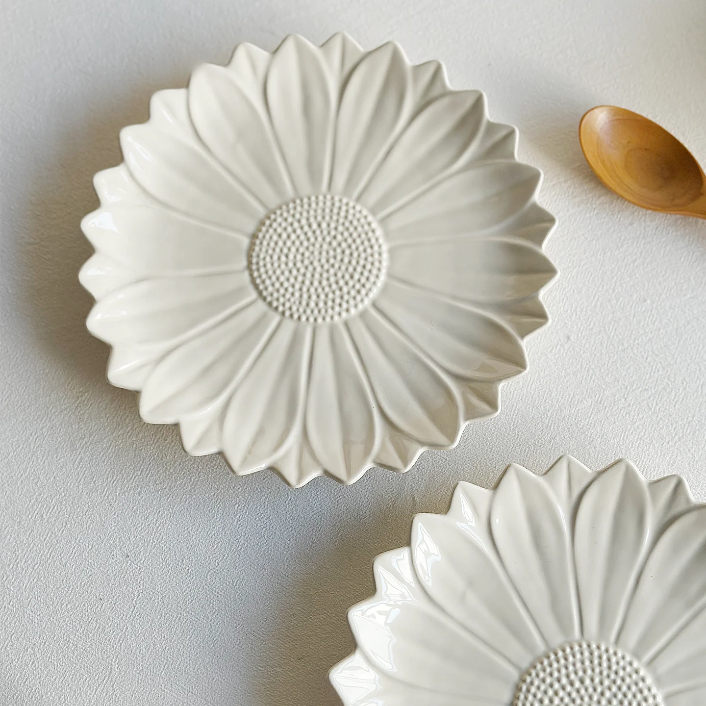 

Тарелка для завтрака и десертов Cerc с высокотемпературной глазурью, оранжевым цветочным узором и подглазурной росписью Slow Di