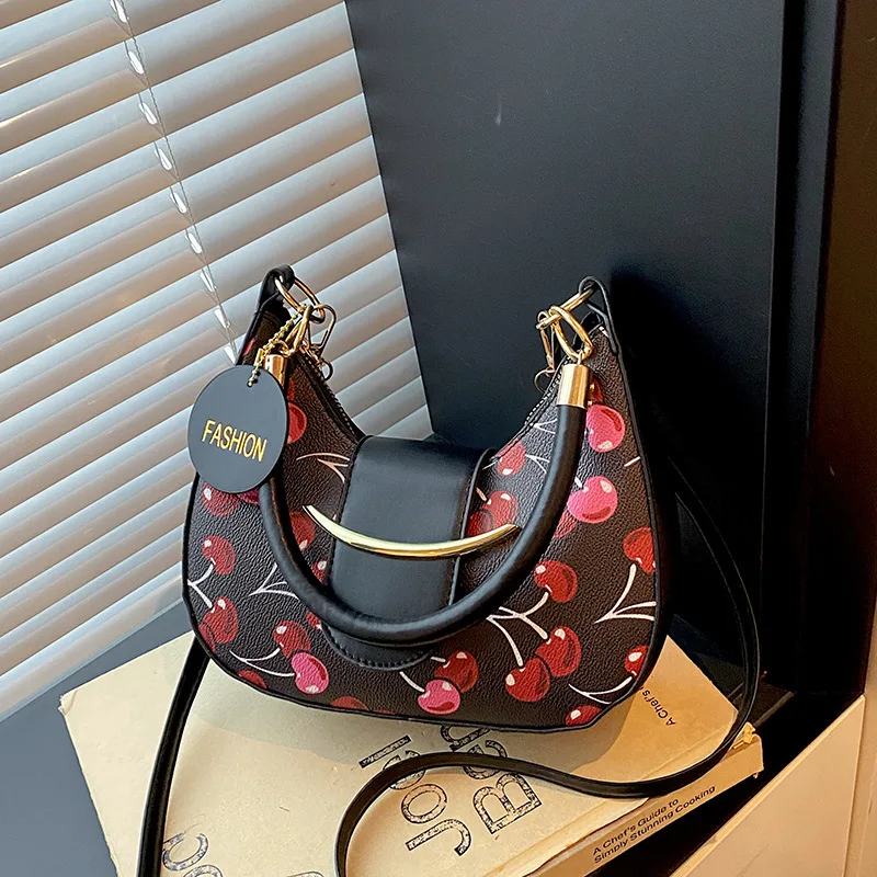nova-bolsa-de-ombro-com-estampa-de-cerejas-ideal-para-usar-debaixo-do-braco-um-acessorio-moderno-e-estiloso-para-mulheres