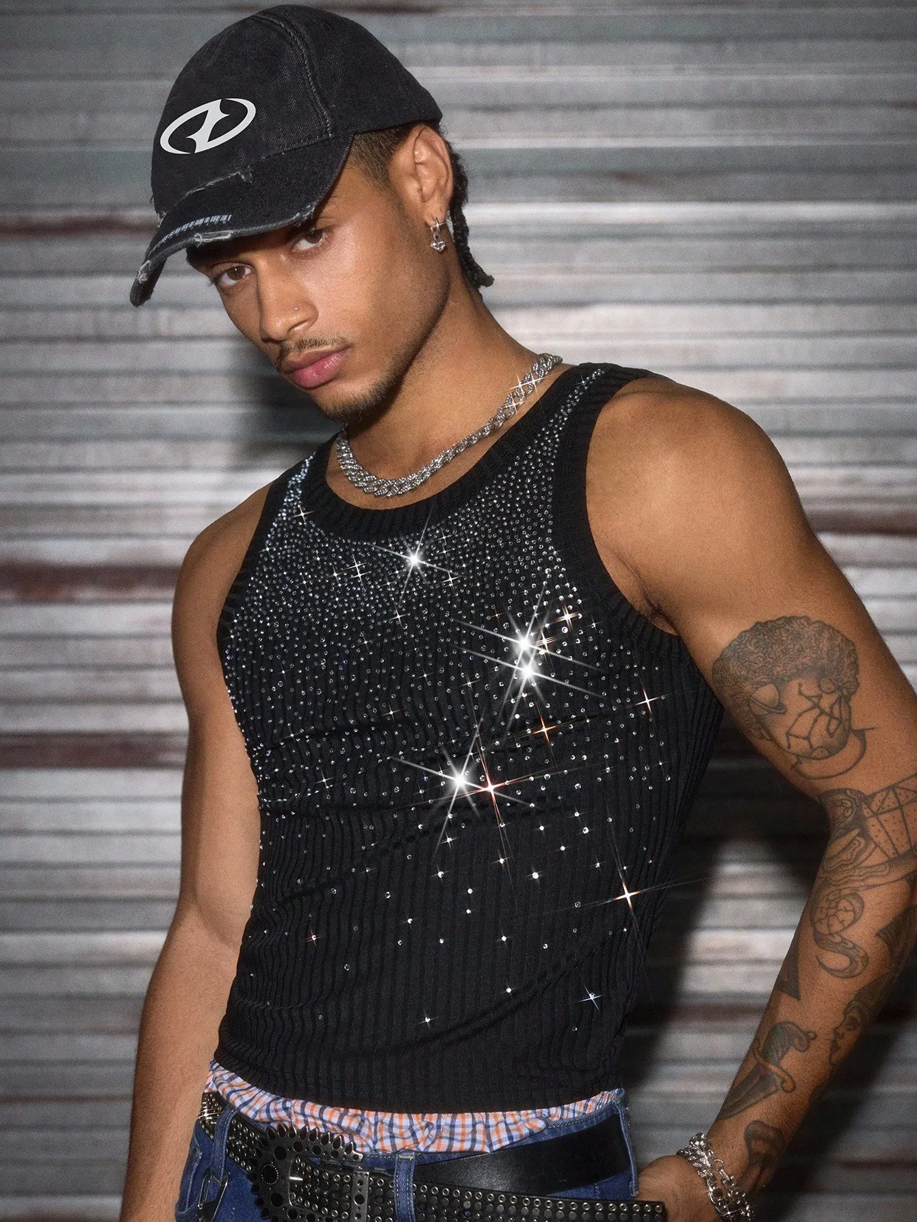 

Мужская трикотажная майка с круглым вырезом, украшенная стразами, облегающего кроя