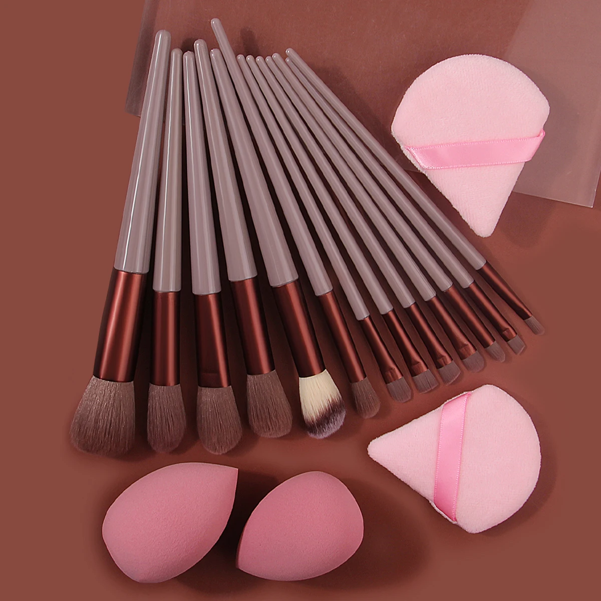 The 17PCS high-quality makeup brush set includes a multi-purpose facial makeup set brush, a beauty egg/triangular powder puff