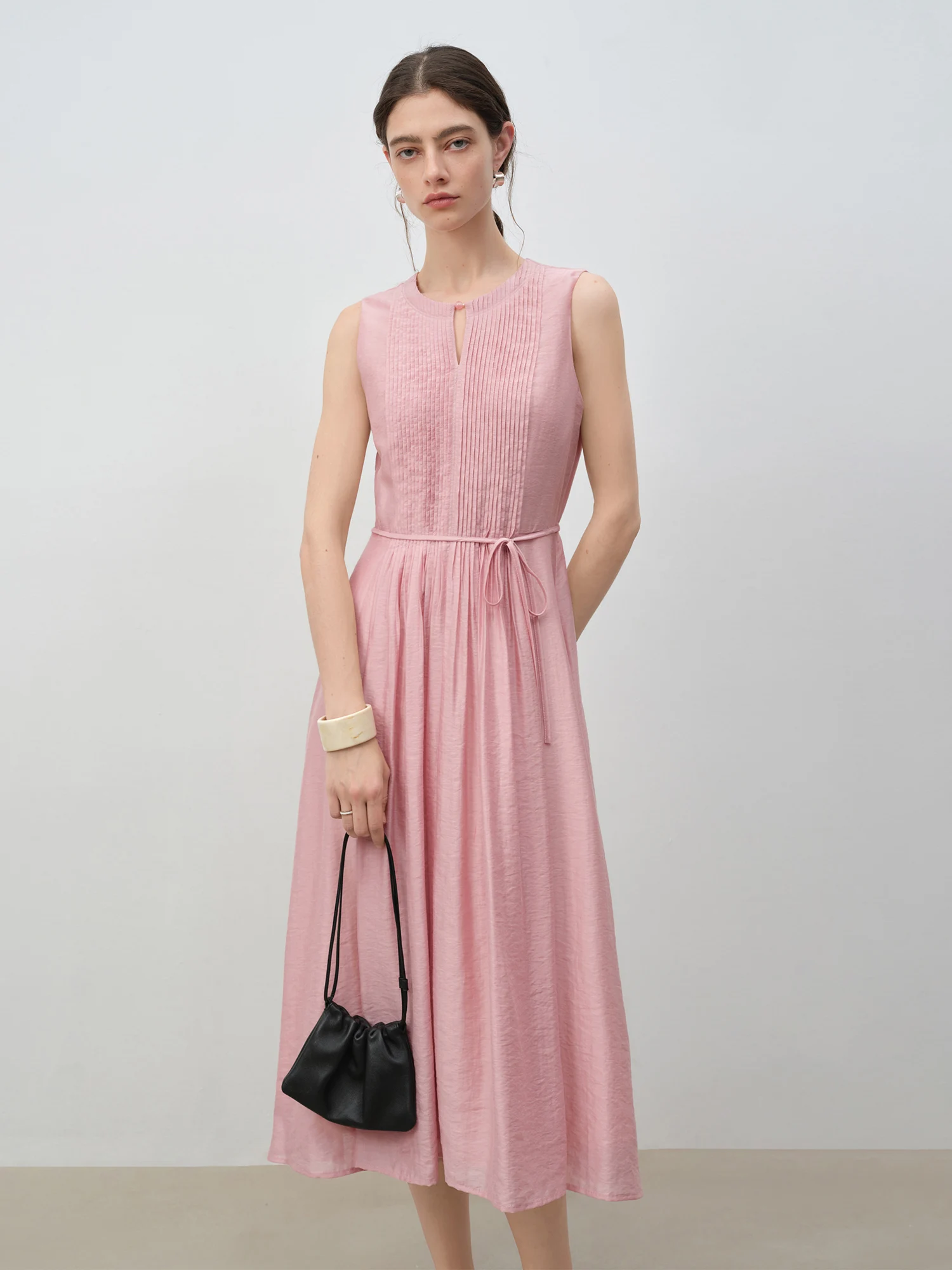 

ZIQIAO Petite Size Pink Pleated Temperament Sleeveless Dress Female 2025 Summer New Commuting Waist Mid-length 25ZQ92144