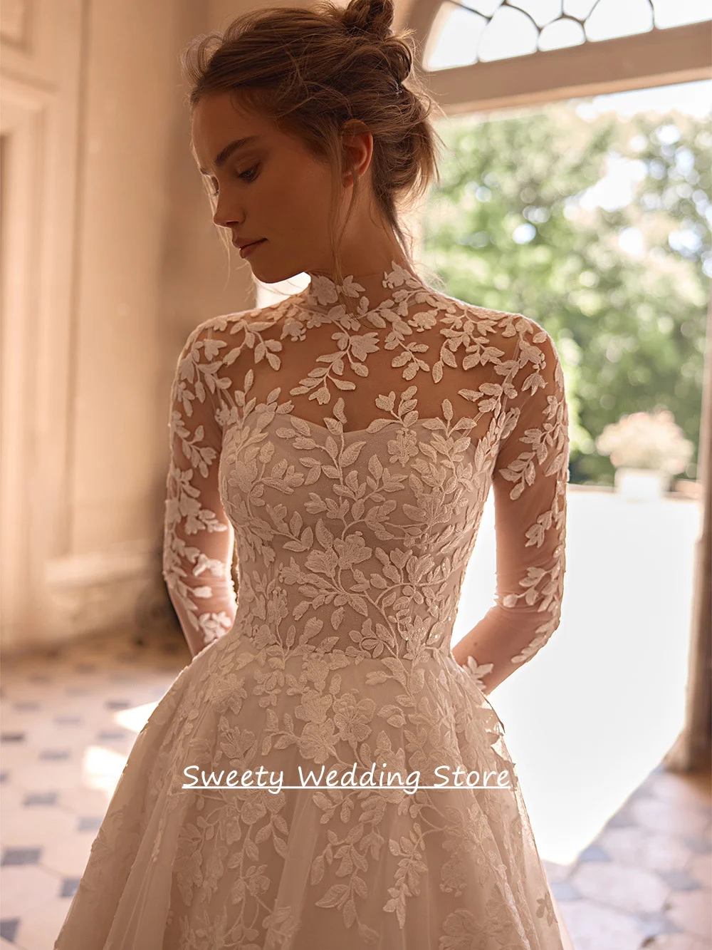 Luxuriöses arabisches Spitzenhochzeitskleid, maßgeschneidertes Brautkleid mit Stehkragen und langen Ärmeln, Applikation, Hofschleppe, Illusionsknöpfen am Rücken