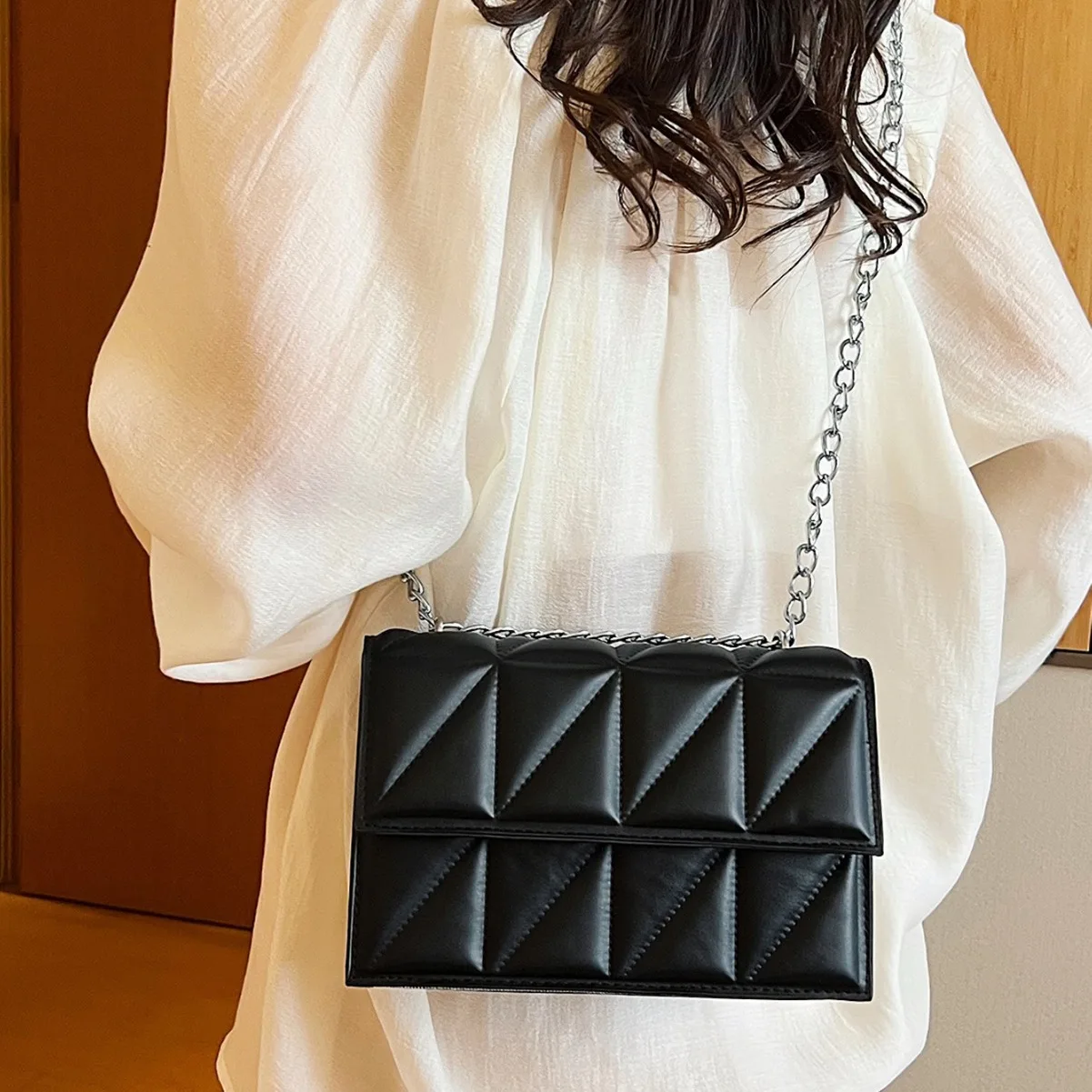 2024 spring and summer diamond lattice small bag women\'s bag fashion temperament chain armpit bag commuting high quality single