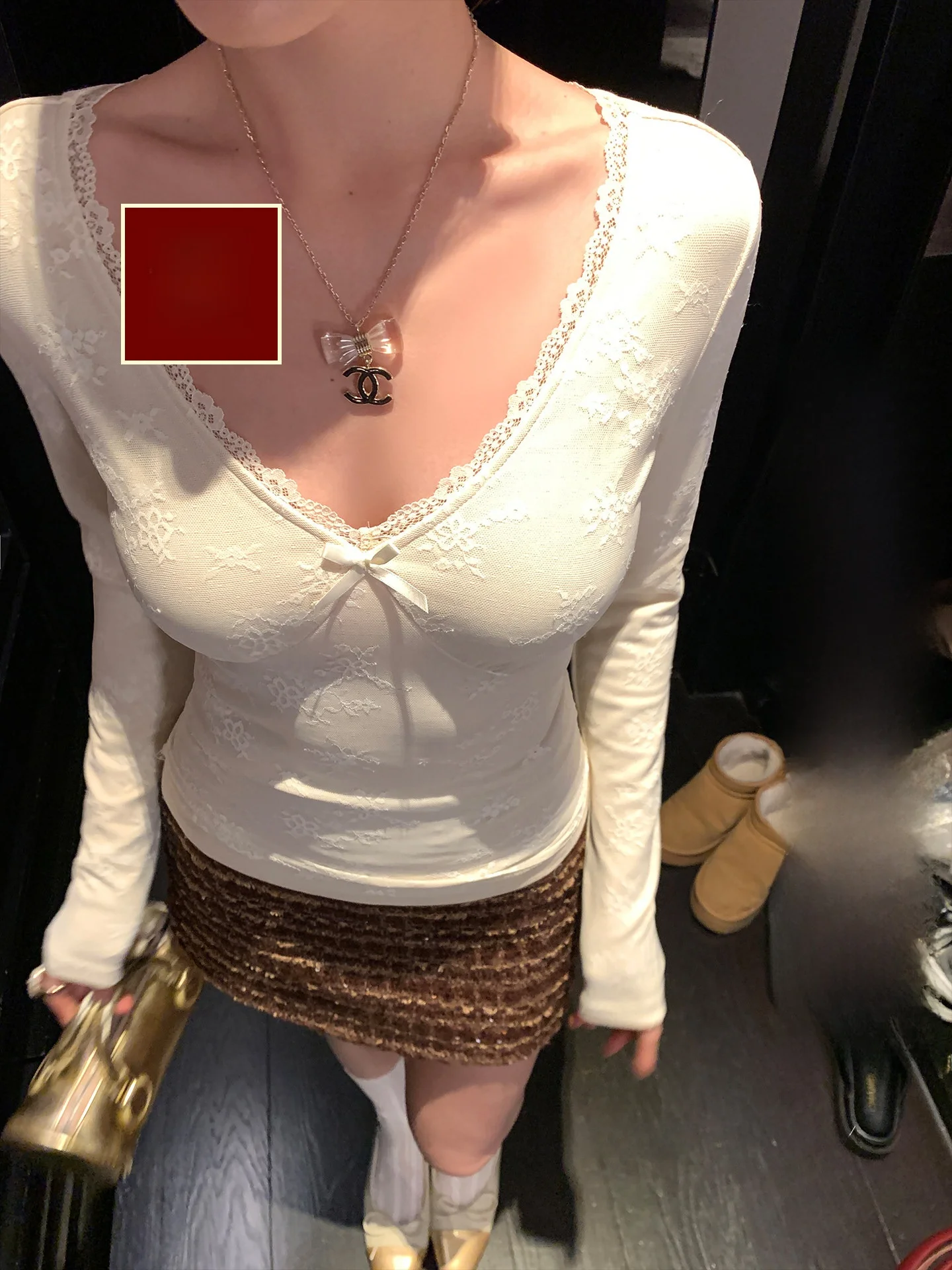 

Женская футболка LIONE Lace Pure Desire Apricot с V-образным вырезом, кружевными вставками, эластичная, приталенная, с длинным рукавом, микроволнистая, простая, с пэчворком