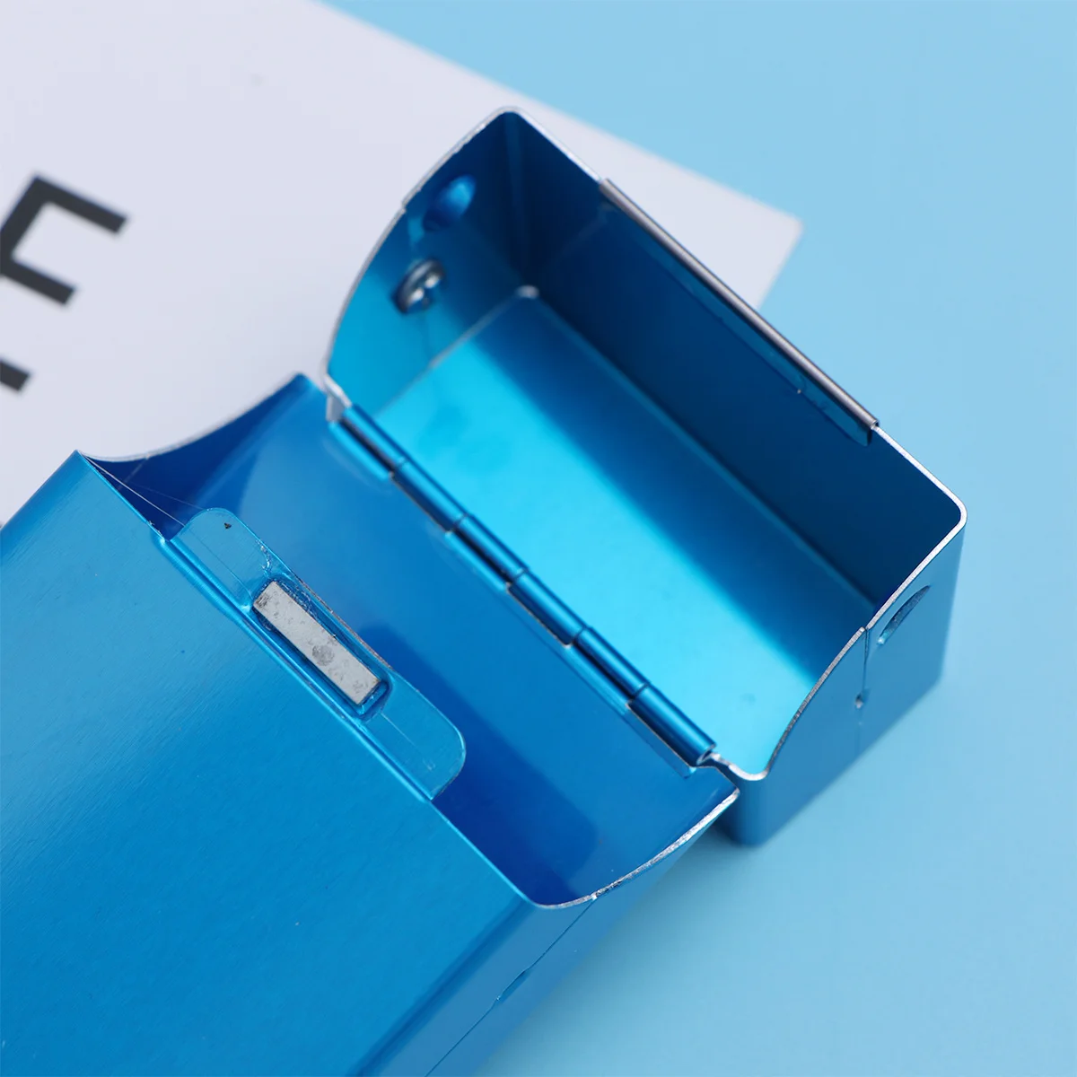 

Cigarette Case Automatic Clamshell Design Large Capacity Magnetic Aluminum Build Lightweight Portable Storage Holder