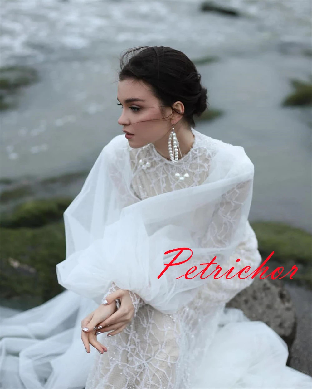 Customized High Quality White Tulle Wedding Dress Temperament Crew Neck Long Sleeves Bridal Gowns Chapel Train Zipper Back Dress