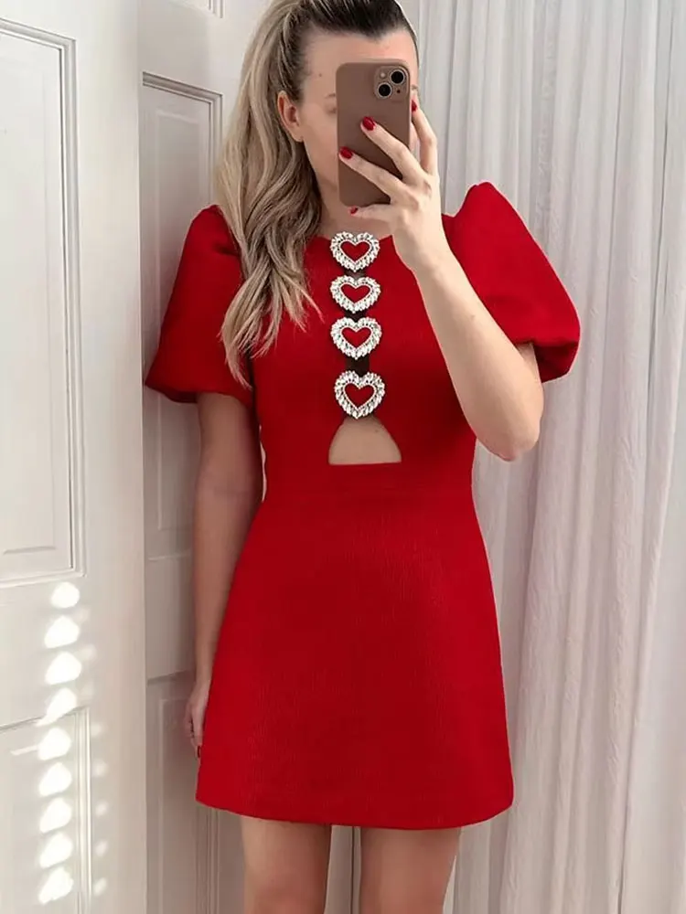 HH 2024 Mini abito elegante femminile con maniche a sbuffo Hollow Solid Red Chic Slim Heart Decorazione in metallo O Collo Abito da festa
