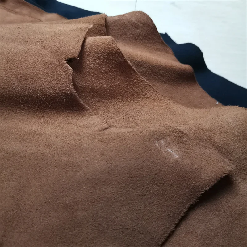 1 mm braunes schwarzes Schaf-Wildleder. Oberleder. Echtlederstoff. Handgefertigtes DIY für Kleidung im Inneren. Paketkante. Ganzes Schaffell – Detail 21
