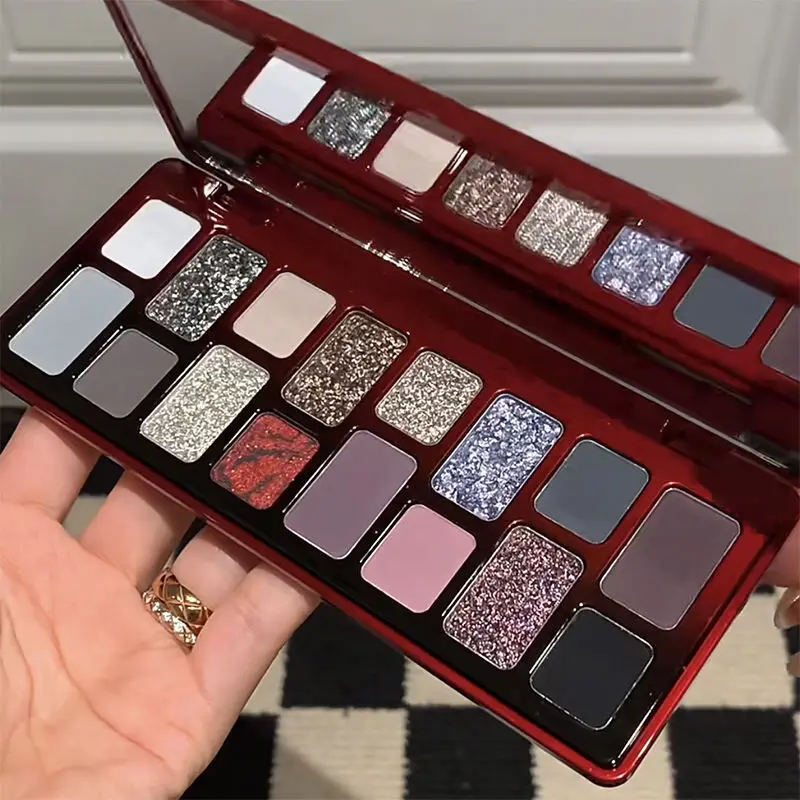 Eine gotische kleine rauchige rote und schwarze Lidschattenpalette, eine dunkle, nische, super coole und stilvolle Eyeliner