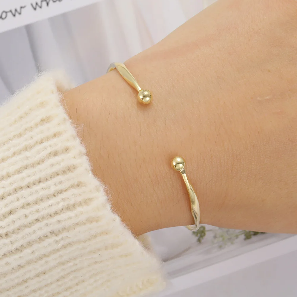 1Pcs Hot Selling Cold Style Twisted Pattern Bracelet for Women with Personalized Simplicity, And Temperament Versatile Bracelet