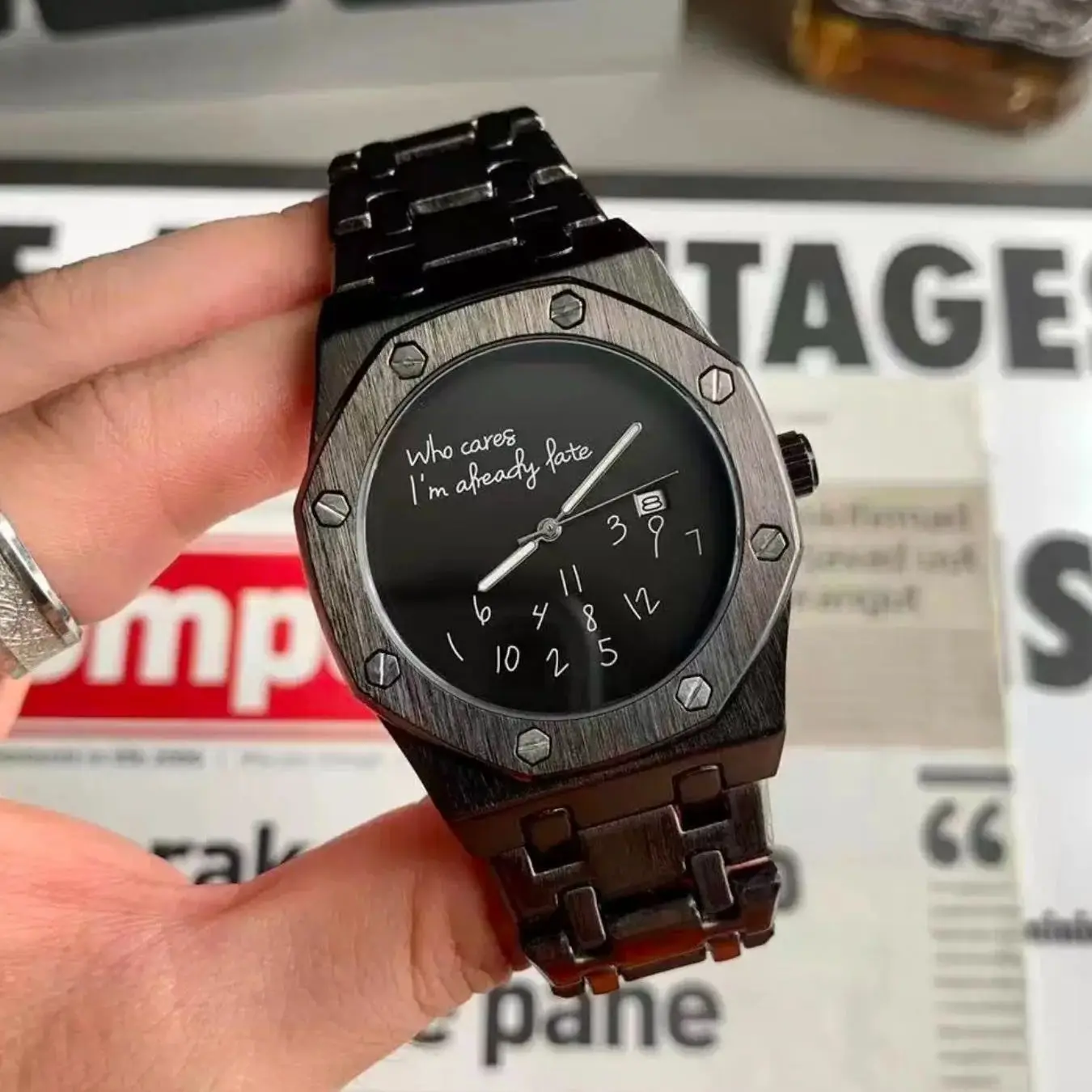 European and American Style Luxury Personalized Men's Steel Band Watch, with Calendar Display, Graffiti Digital Pattern, Casual Retro Fashion, High-End Men's Watch, Suitable for Various Occasions, Recommended Fashion Gift