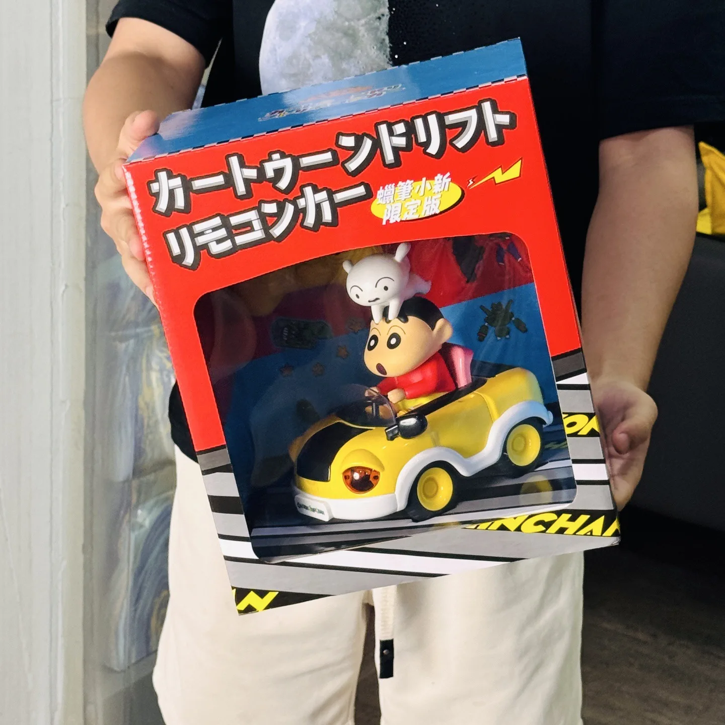 

Anime Peripheral Crayon Shin-Chan Xiaobai Sing Music Light Car Toy Decor Crazy Light Sound Limited Drifting Rc Car Ornament Gift