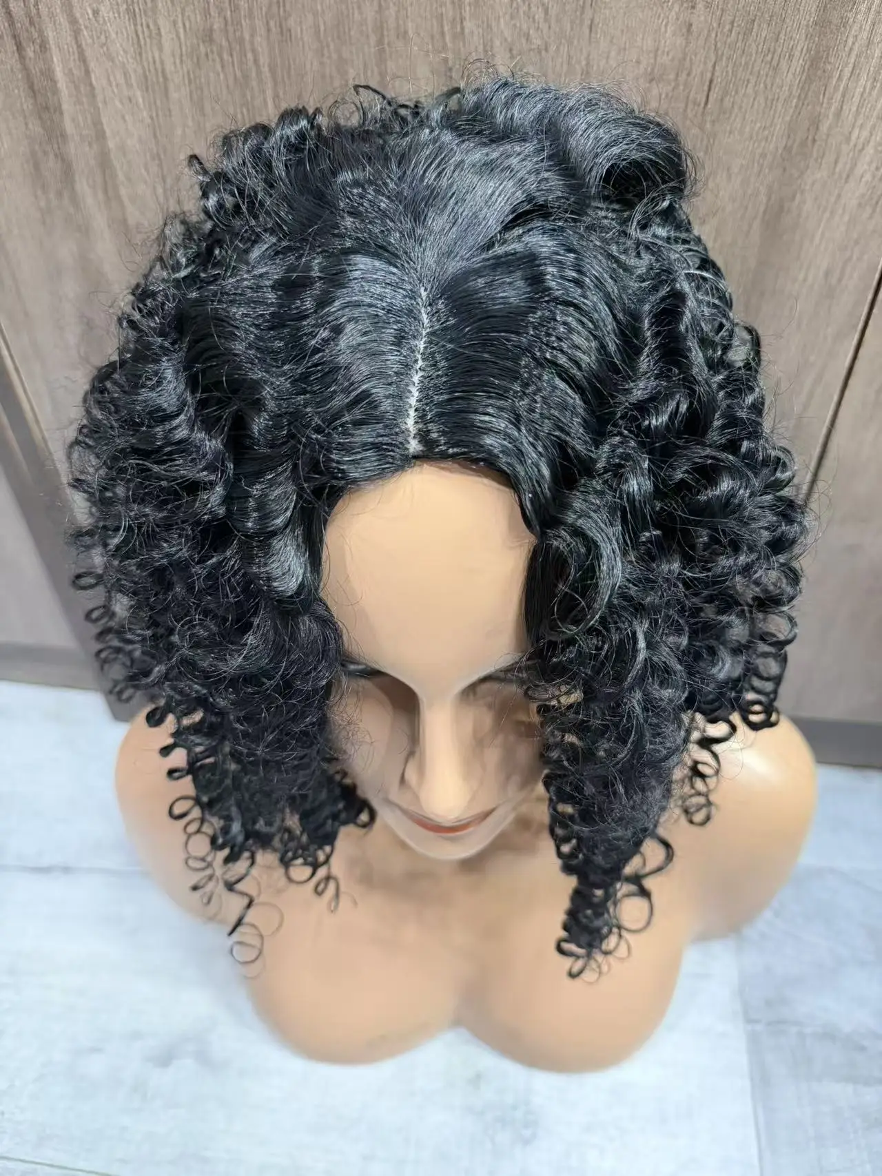 Elegant Women's Middle-Part Short Curly Wig - Natural Volume Style, Synthetic Hair, Suitable for Daily Wear