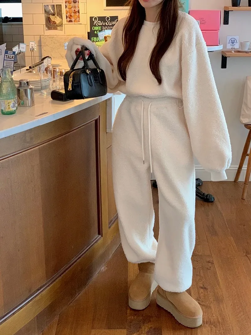 

Женский комплект: худи с капюшоном из овечьей шерсти и свободные теплые брюки с эластичным поясом. Модный зимний повседневный костюм из хлопка с длинными рукавами.