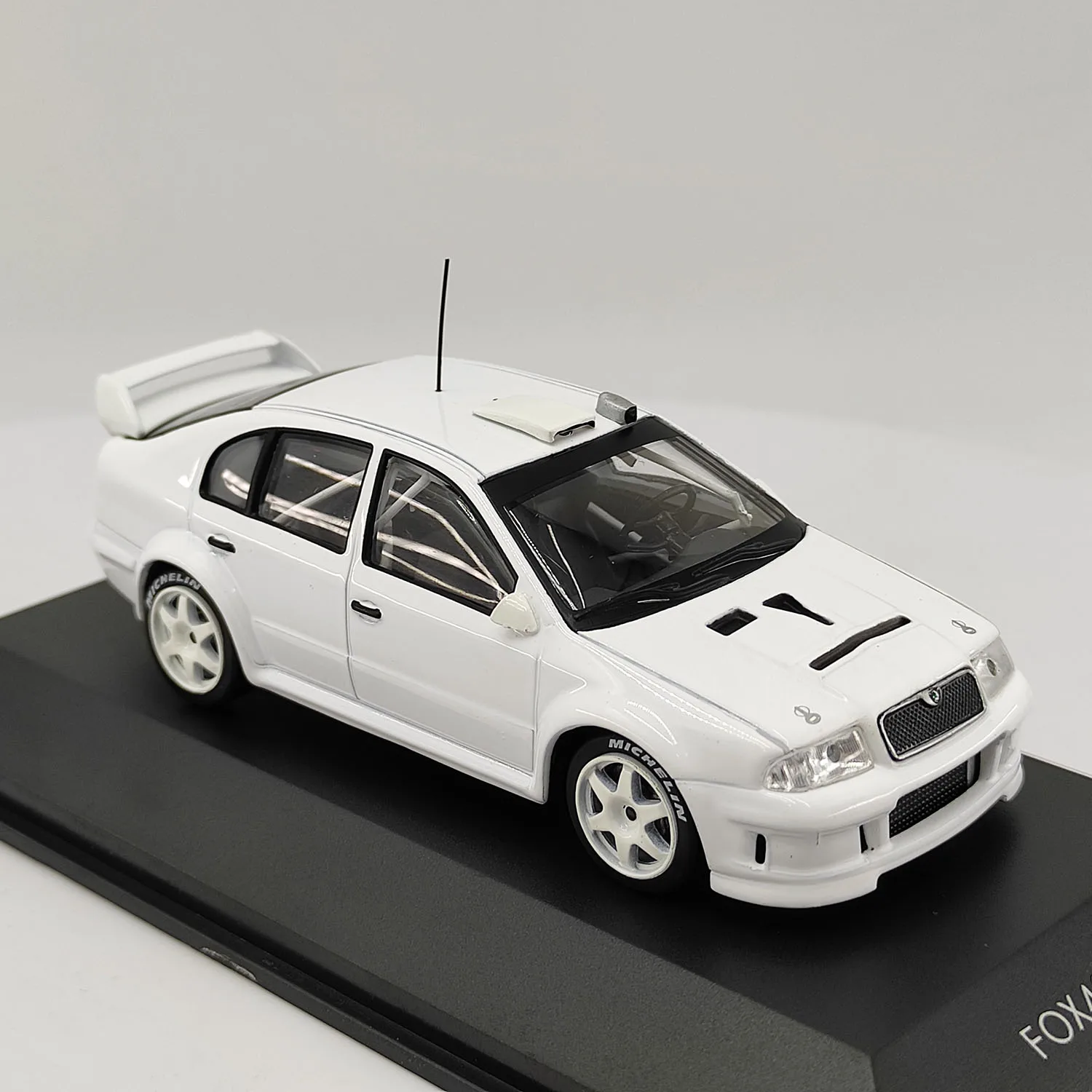 Diecast FOX18 Scala 1:43 Skoda Octavia WRC EVO 2 Modello di auto in lega bianca Giocattolo da collezione Regalo Souvenir Display Ornamento