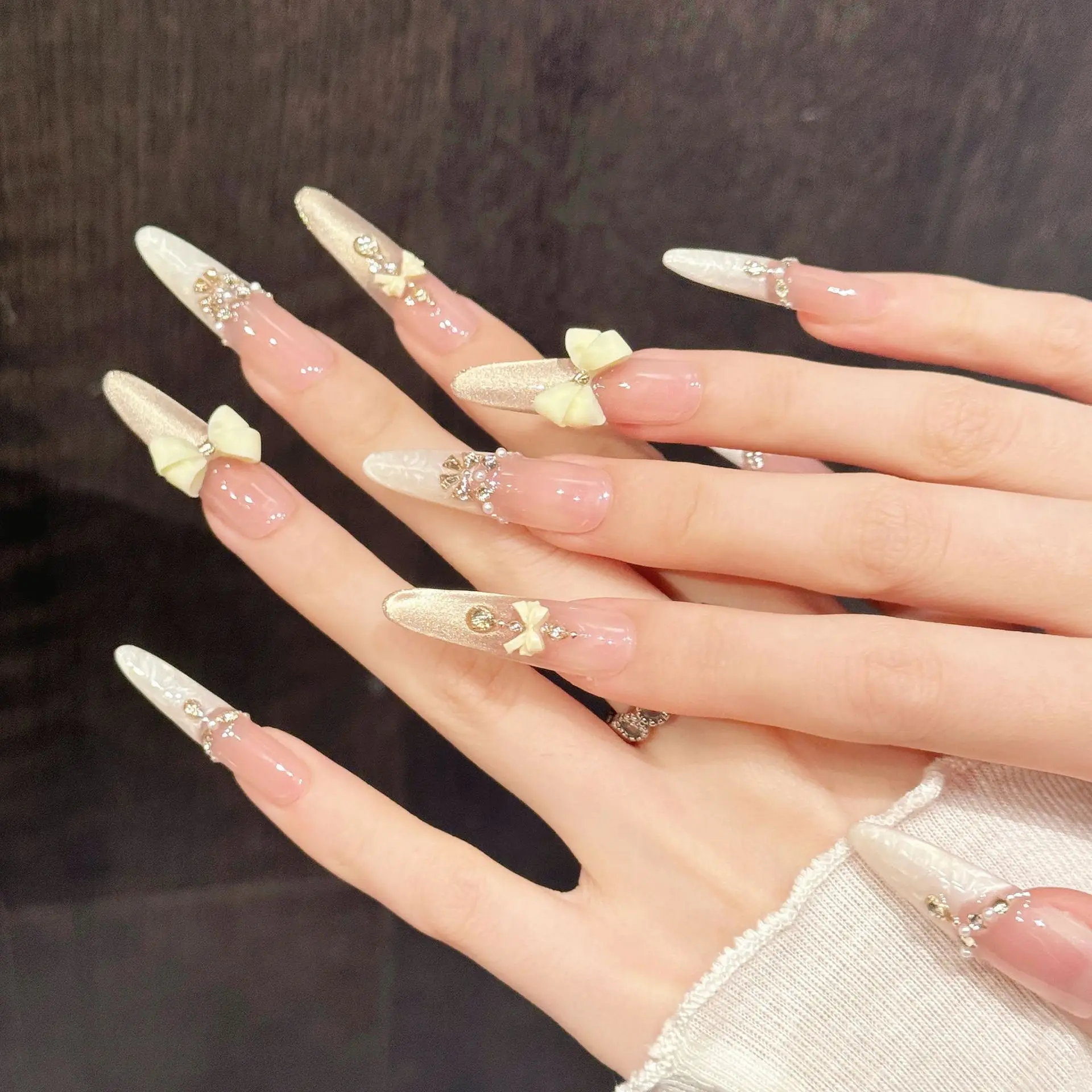 10개 수제 프레스온 네일 라이트 럭셔리 캣츠아이 가짜 손톱 롱 프렌치 팁 착용 가능한 3D 보우 다이아몬드 장식 아몬드 모양 인조 손톱