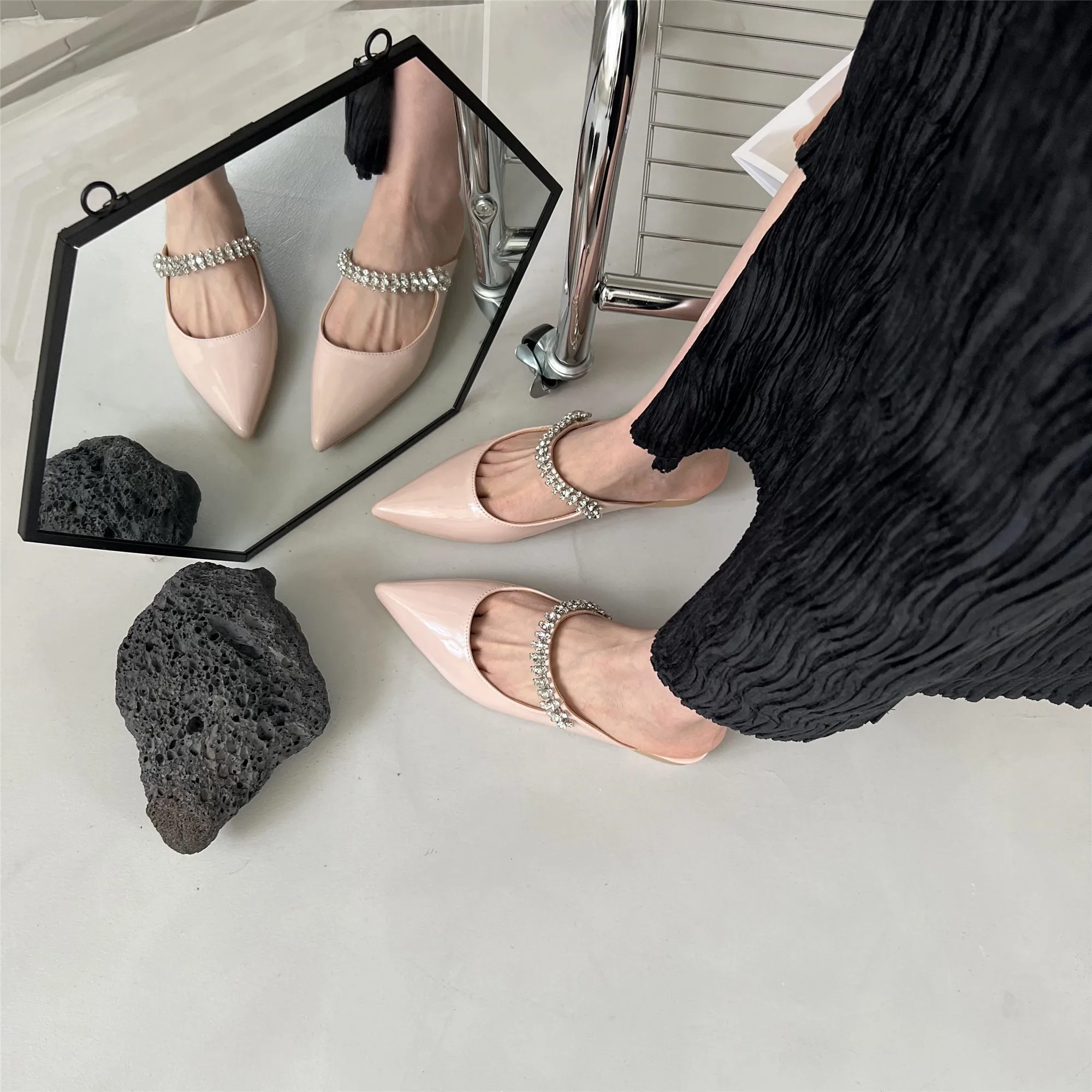 Fashion Women Slippers Pointed Toe 2022 Summer Spring Shallow Slip On Flat Heeled Black White Pink Gold Rhinestone Chain Sandals