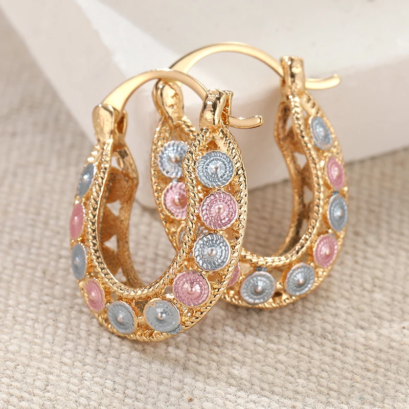 Mode klassische Gold Farbe Metall Schnitzerei Runde mehrfarbige Muster Creolen für Frauen Schmuck