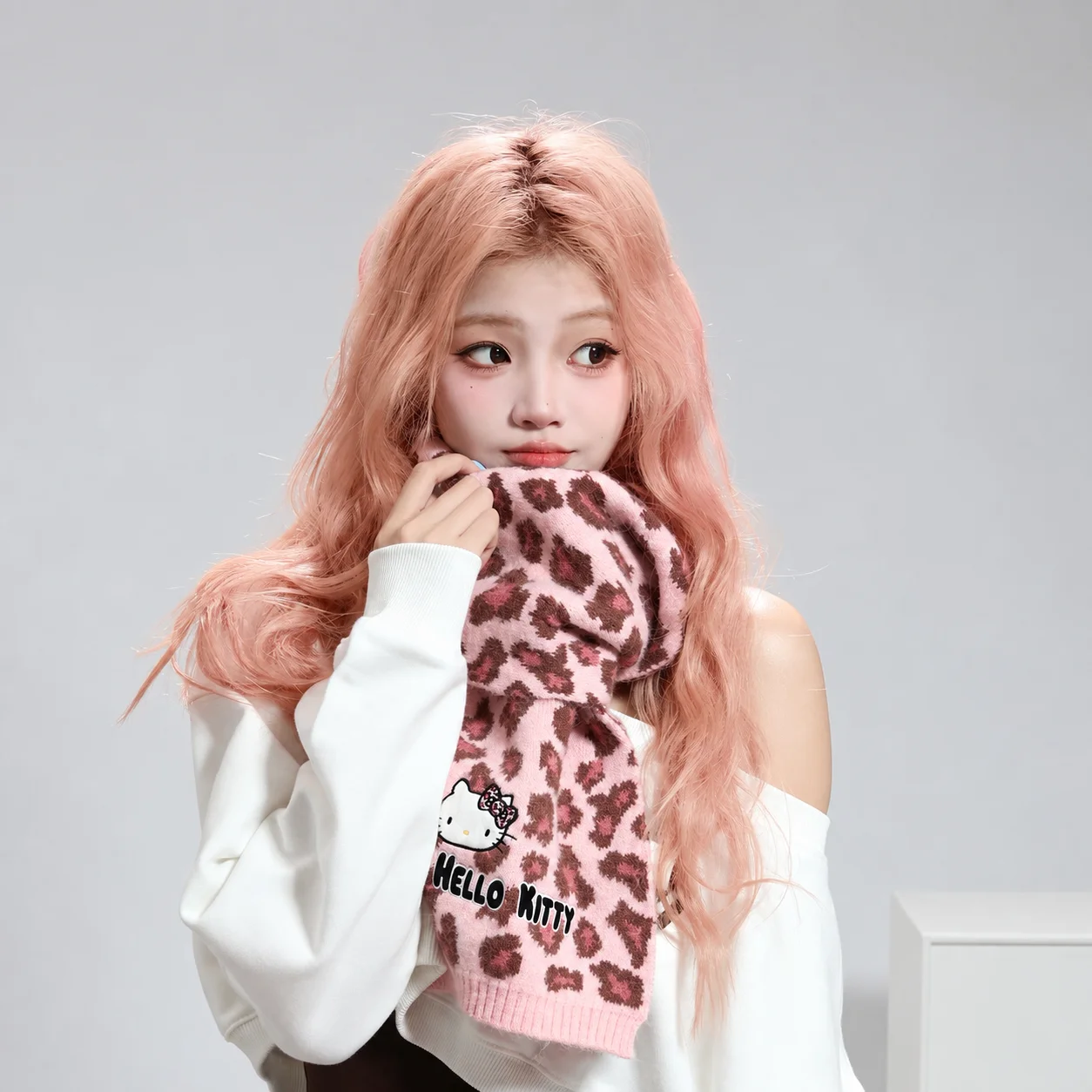 Sanrio Hello Kitty set met een muts en sjaal met luipaardprint, perfect voor de herfst en winter. Een warme muts, een schattig accessoire voor jonge dames, ideaal om u te beschermen tegen de kou. Een