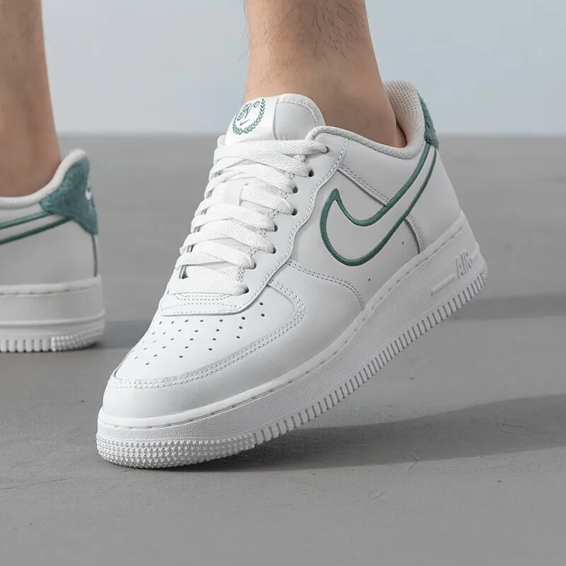 Nike sepatu Air Force One klasik untuk pria, sepatu olahraga Air Force AF-1 musim gugur 2024, sepatu kasual antiselip untuk pria FN8349-100