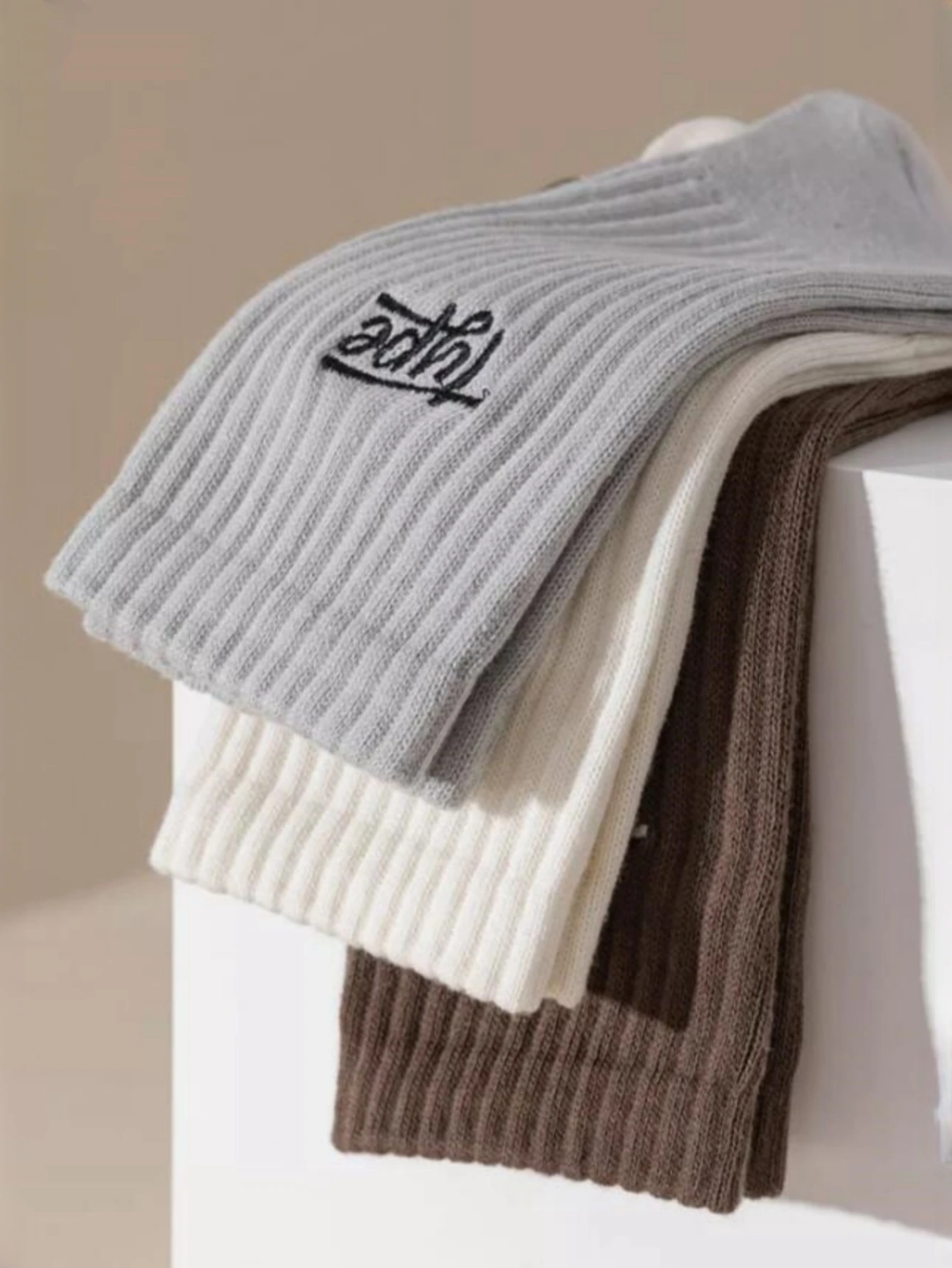 6 Paar modische Herren-Sportsocken, die bis zur Mitte der Wade reichen, mit Buchstabenmuster, hohe Socken für Frühling, Sommer und Herbst, geeignet für Sport und den täglichen Gebrauch. – Detail 2