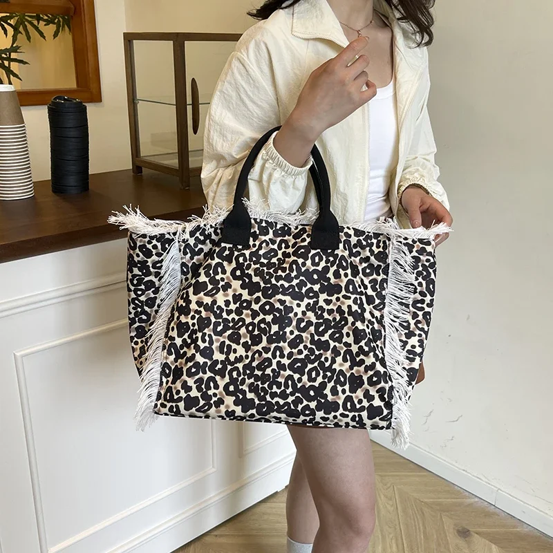 

2026New Commuting Leopard Print Large Capacity Canvas Shoulder Bags 2025 High Quality Casual Beach Vacation Basic Style Handbags