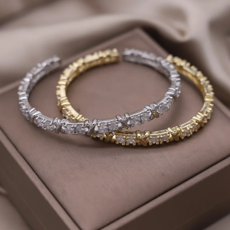 2024 Nueva joyería de moda francesa chapada en oro de 14K pulsera de apertura cruzada de circón de lujo accesorios elegantes para fiesta de boda para mujer