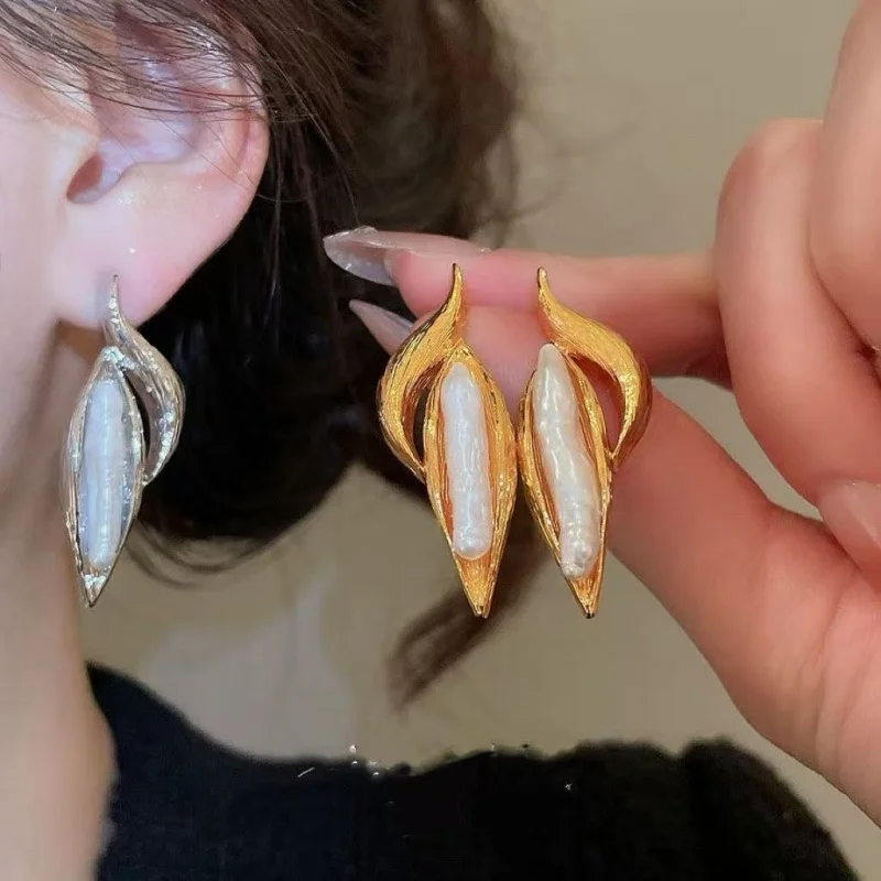 

Elegant Vintage Irregular Freshwater Pearl Metal Earrings for Women Luxury Sensation Daily Party Accessory