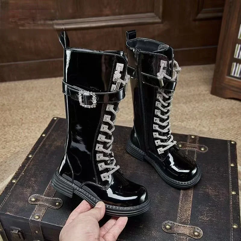 2025 الخريف/الشتاء جديد الفتيات أحذية عالية برميل المألوف الماس أبازيم الأحذية العصرية الأحذية الجلدية عرض الأطفال أحذية طويلة