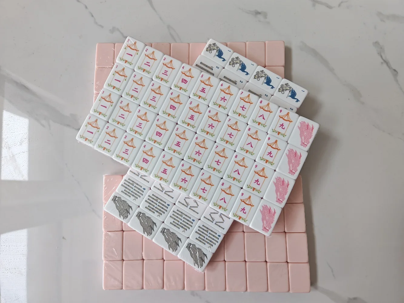 Hot Hibiscus Powder Mahjong Game Tiles American Mahjong Set 4-Layer Acrylic 160 Tiles Laser Engraving Portable Luxury Mah Jongg