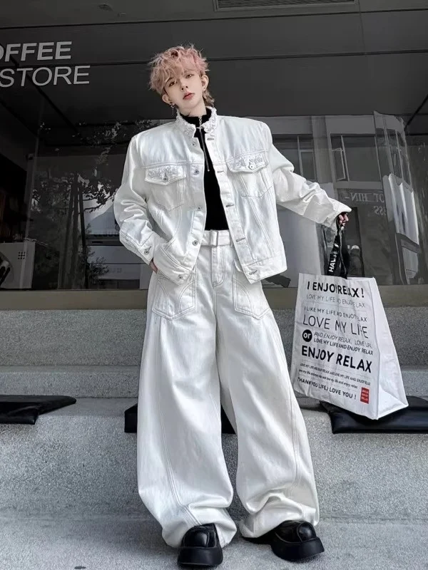 

Комплект Tangz Studio: джинсовая куртка с воротником-стойкой и бисером, однотонные джинсы. Модный мужской костюм-двойка для подростков.