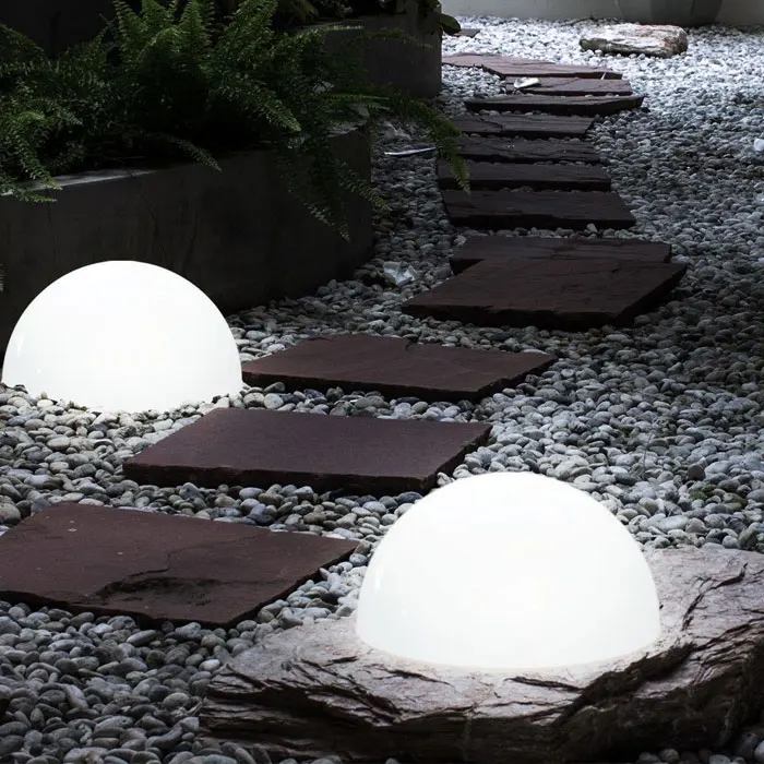 Modern Spherical Shape LED Solar Lamp Durable Plastic Design for Garden IP65 Rating