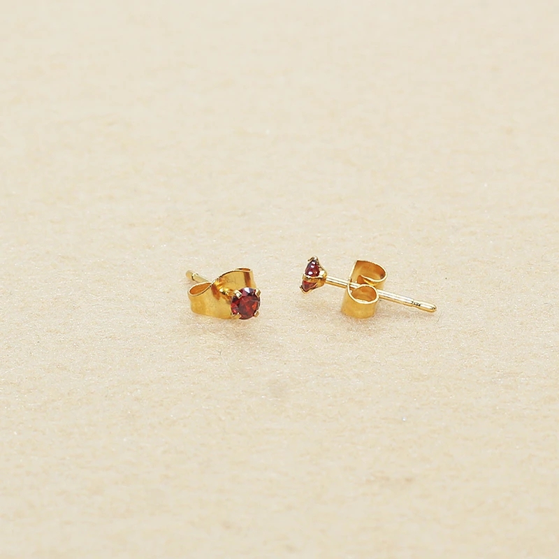 Edelstahl-Ohrringe, 3 mm, hypoallergen, mit roten Zirkonia-Steinen, luxuriöser, minimalistischer Schmuck für Damen, Nadelstärke 0,8 mm. – Detail 1