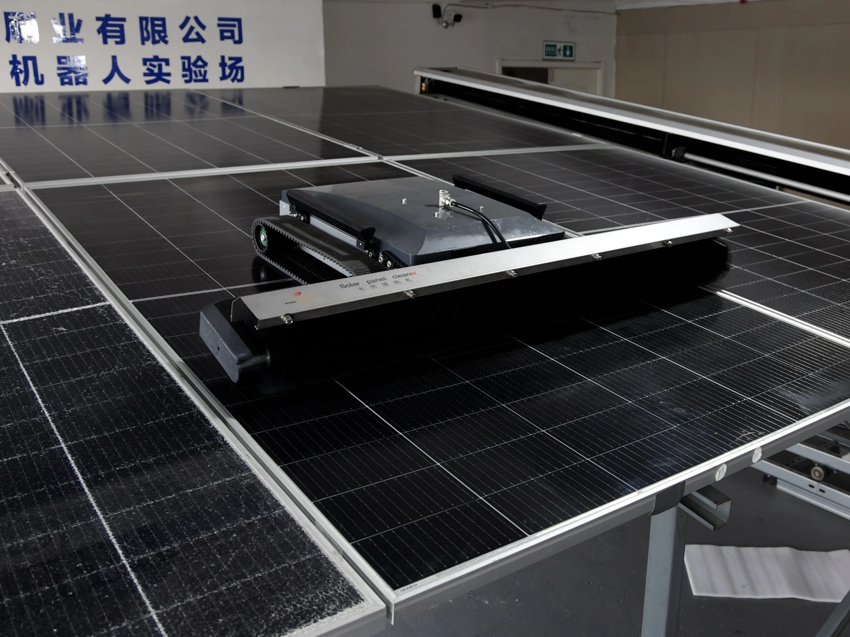 Zhenda Environmentally Friendly Track Type Photovoltaic Cleaning Remote Control Robot for Solar Panel Cleaning