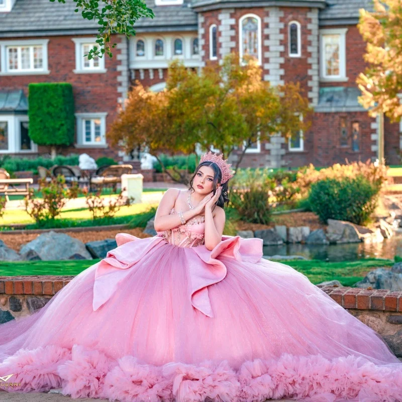 핑크색 킨세아녜라 드레스, 오프숄더 크리스탈 레이스 레이어드 글리터 데칼 롱테일 보우 베스티도스 데 15 킨세아녜라 ﻿ 맞춤 제작